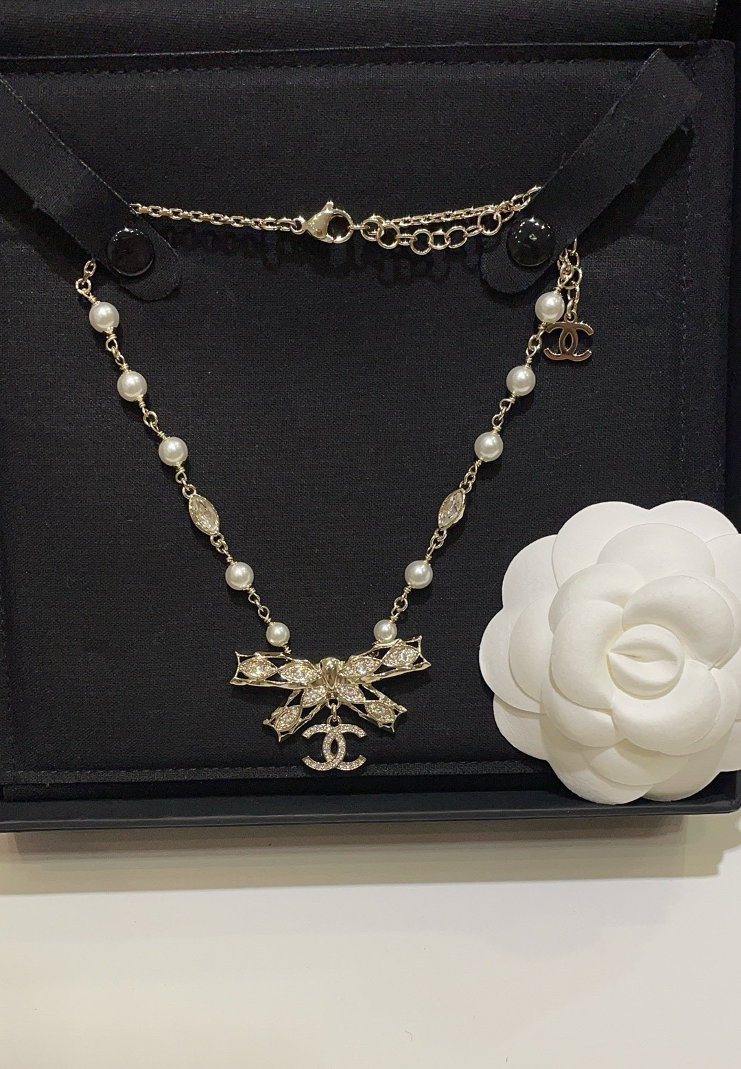 Chanel Crystal Bow CC Pearl Necklace necklace Light gold tone metal white faux pearls clear crystals 42cm with 5cm extender