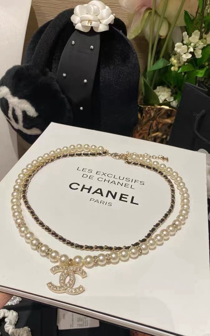 Chanel CC Crystal Pearl Leather Chain Layered Choker necklace Gold-tone metal cream faux pearl black leather clear crystal 40cm with 5cm extender