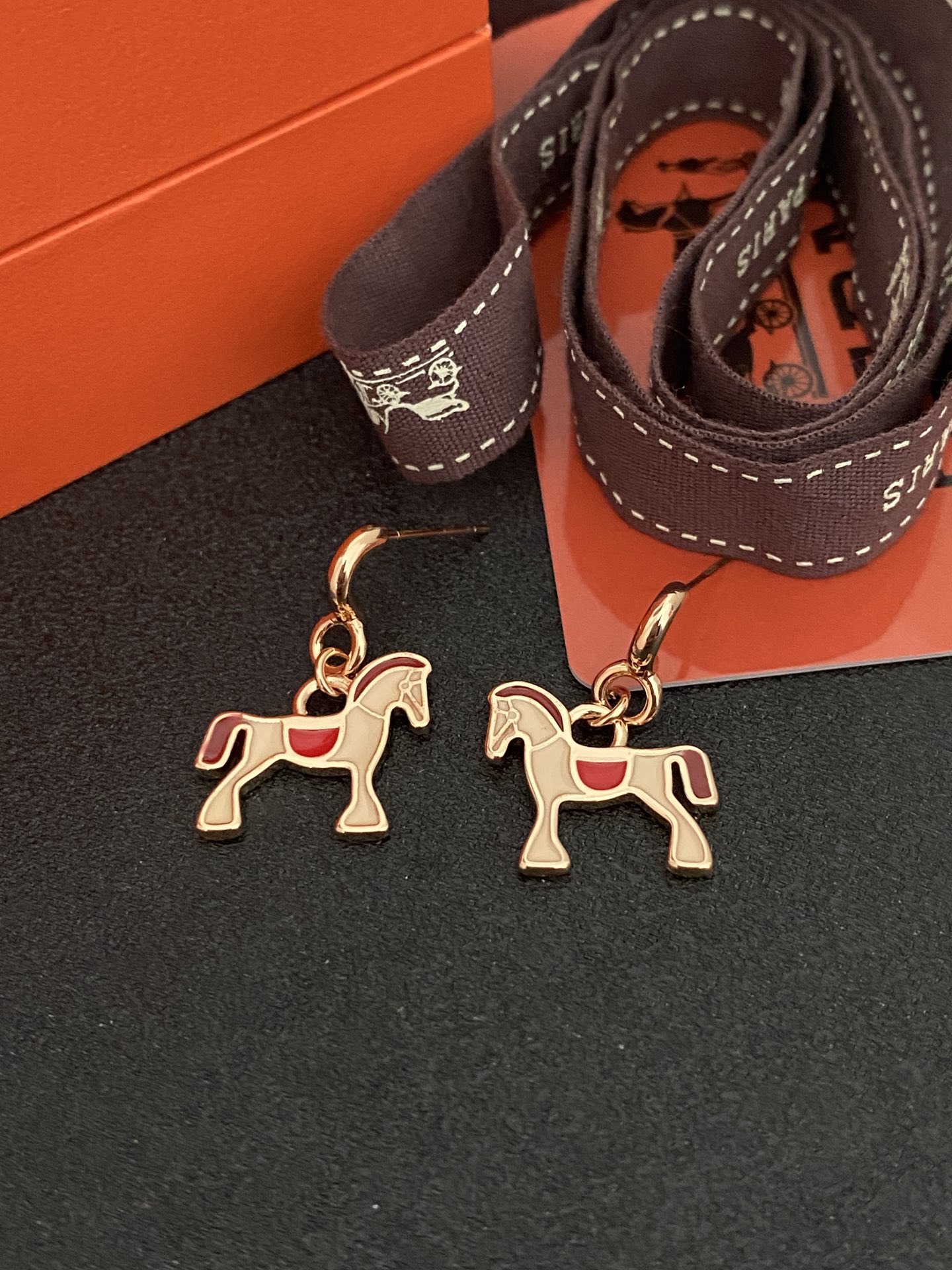 Boucles d'oreilles Hermes Cheval métal doré rose avec émail rouge corail crème et bordeaux 1 pendentif 2cm goutte
