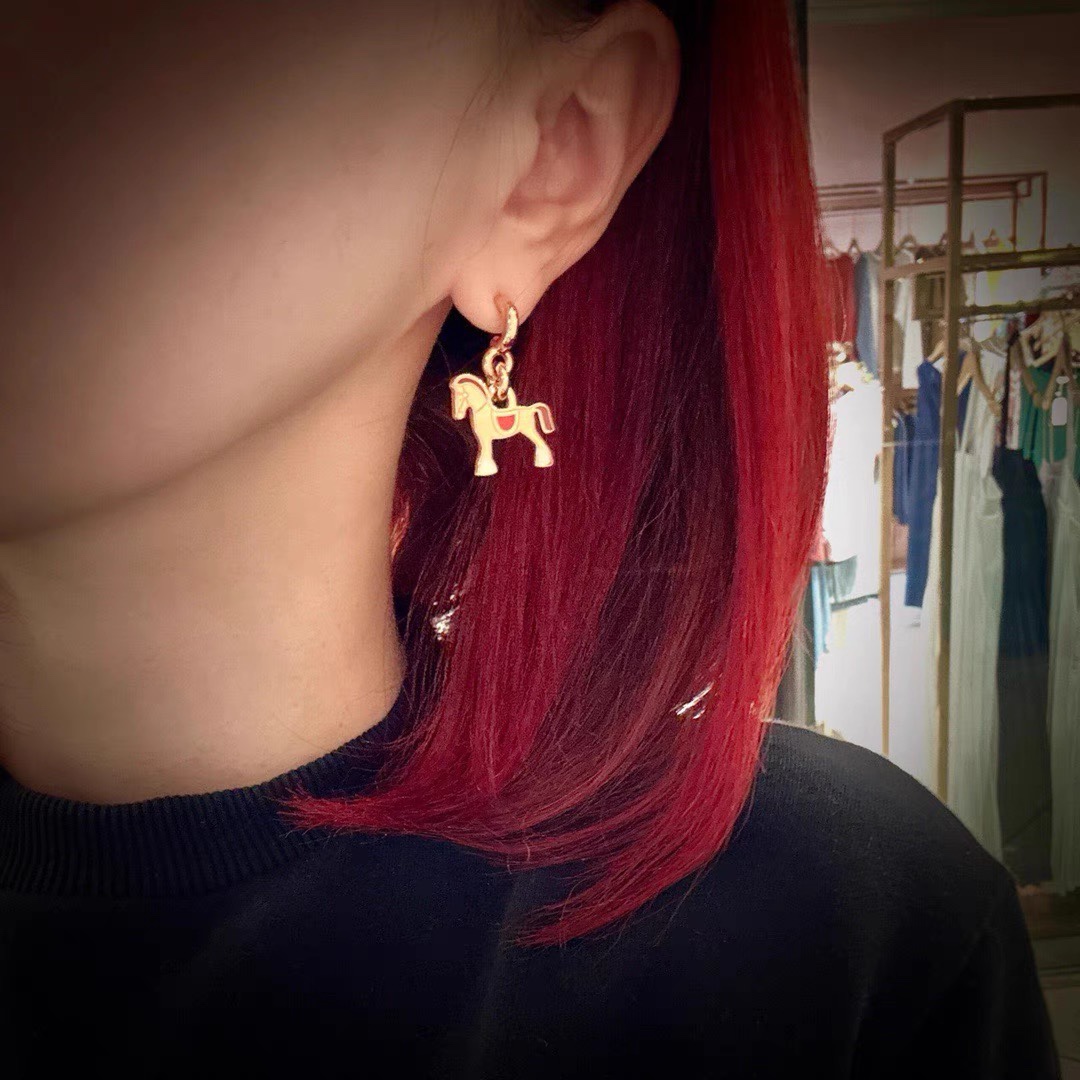 Boucles d'oreilles Hermes Cheval métal doré rose avec émail rouge corail crème et bordeaux 1 pendentif 2cm goutte