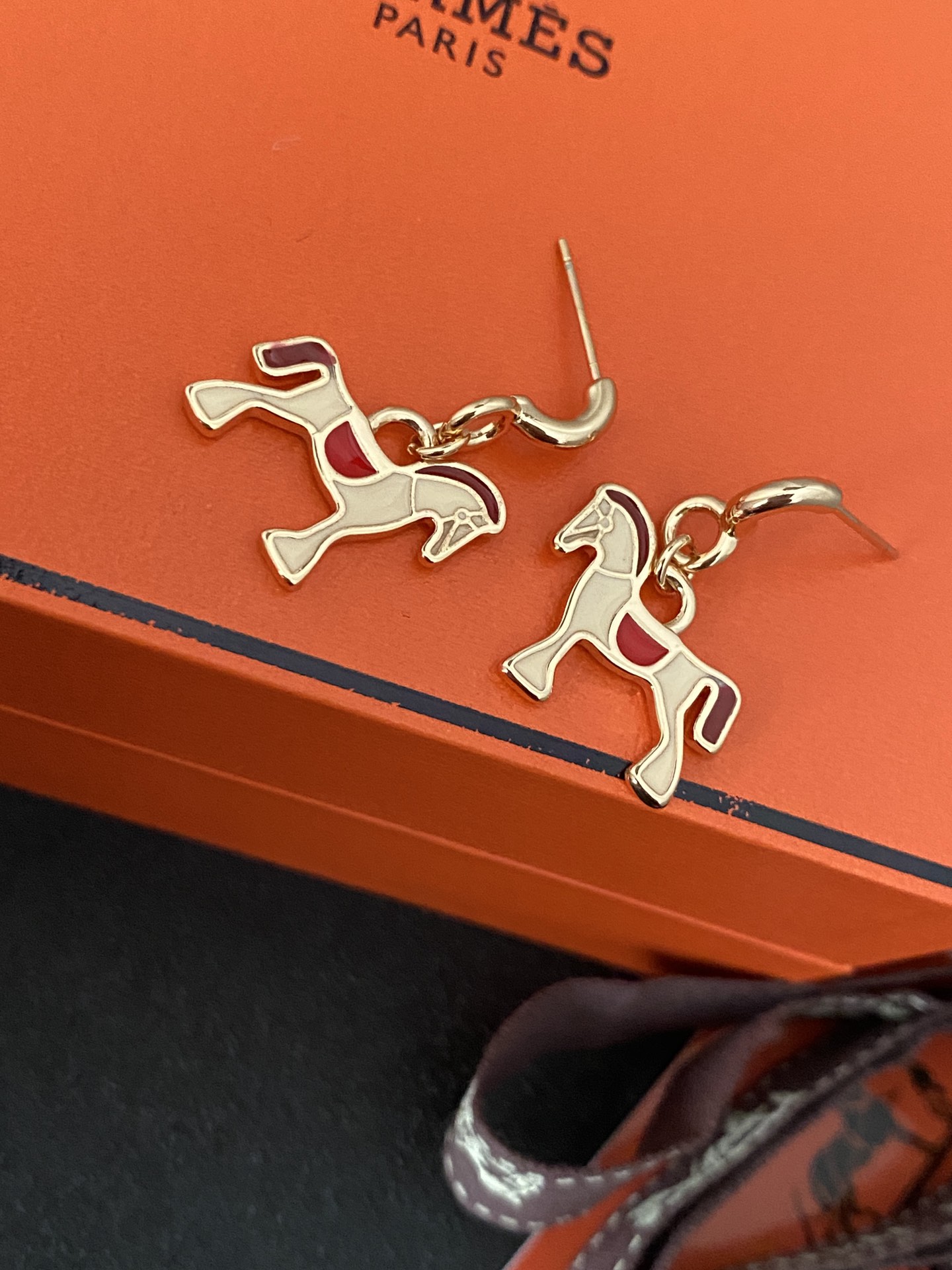 Boucles d'oreilles Hermes Cheval métal doré rose avec émail rouge corail crème et bordeaux 1 pendentif 2cm goutte
