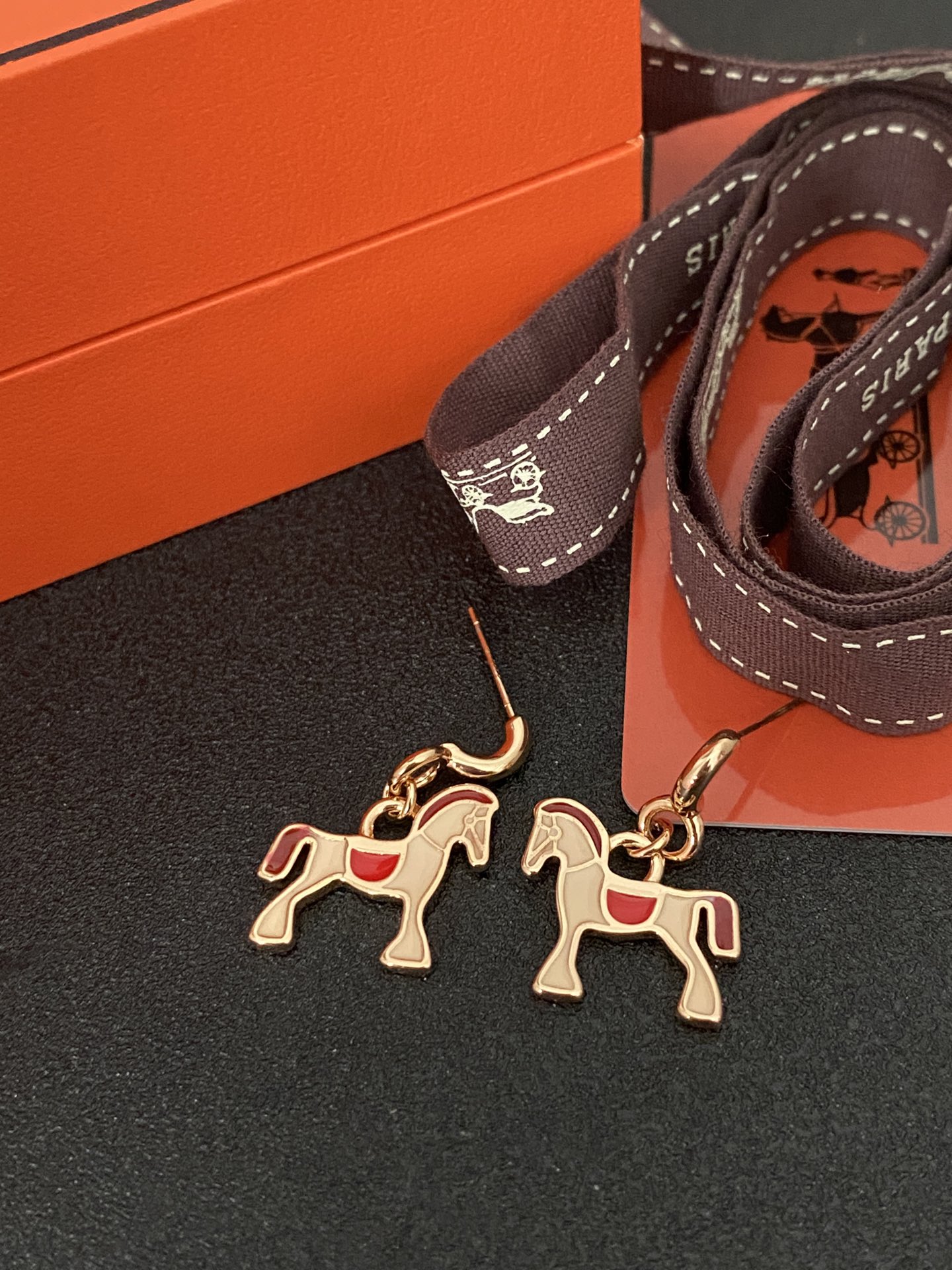 Boucles d'oreilles Hermes Cheval métal doré rose avec émail rouge corail crème et bordeaux 1 pendentif 2cm goutte