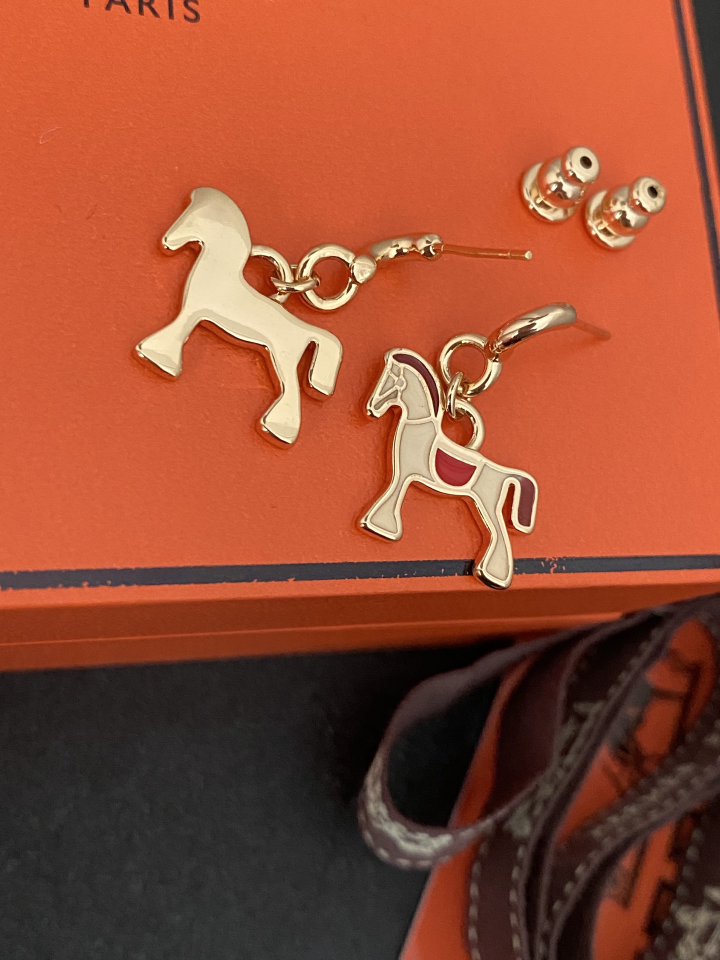 Boucles d'oreilles Hermes Cheval métal doré rose avec émail rouge corail crème et bordeaux 1 pendentif 2cm goutte