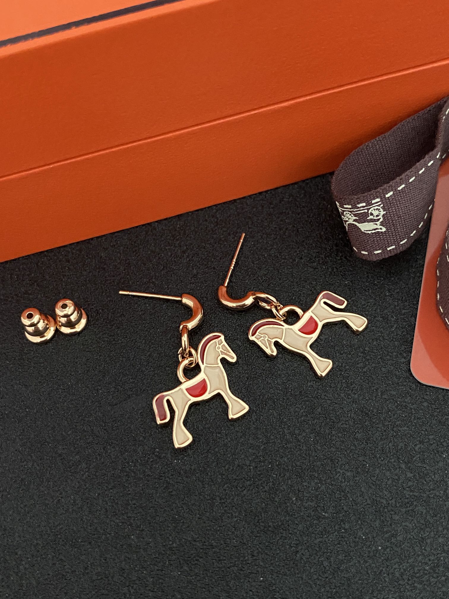 Boucles d'oreilles Hermes Cheval métal doré rose avec émail rouge corail crème et bordeaux 1 pendentif 2cm goutte