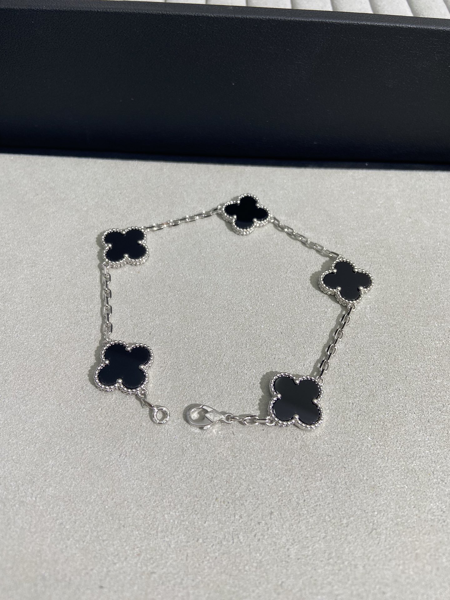 Van Cleef Arpels Pulsera Alhambra Metal oro blanco con motivos de tréboles de ónix negro 19cm