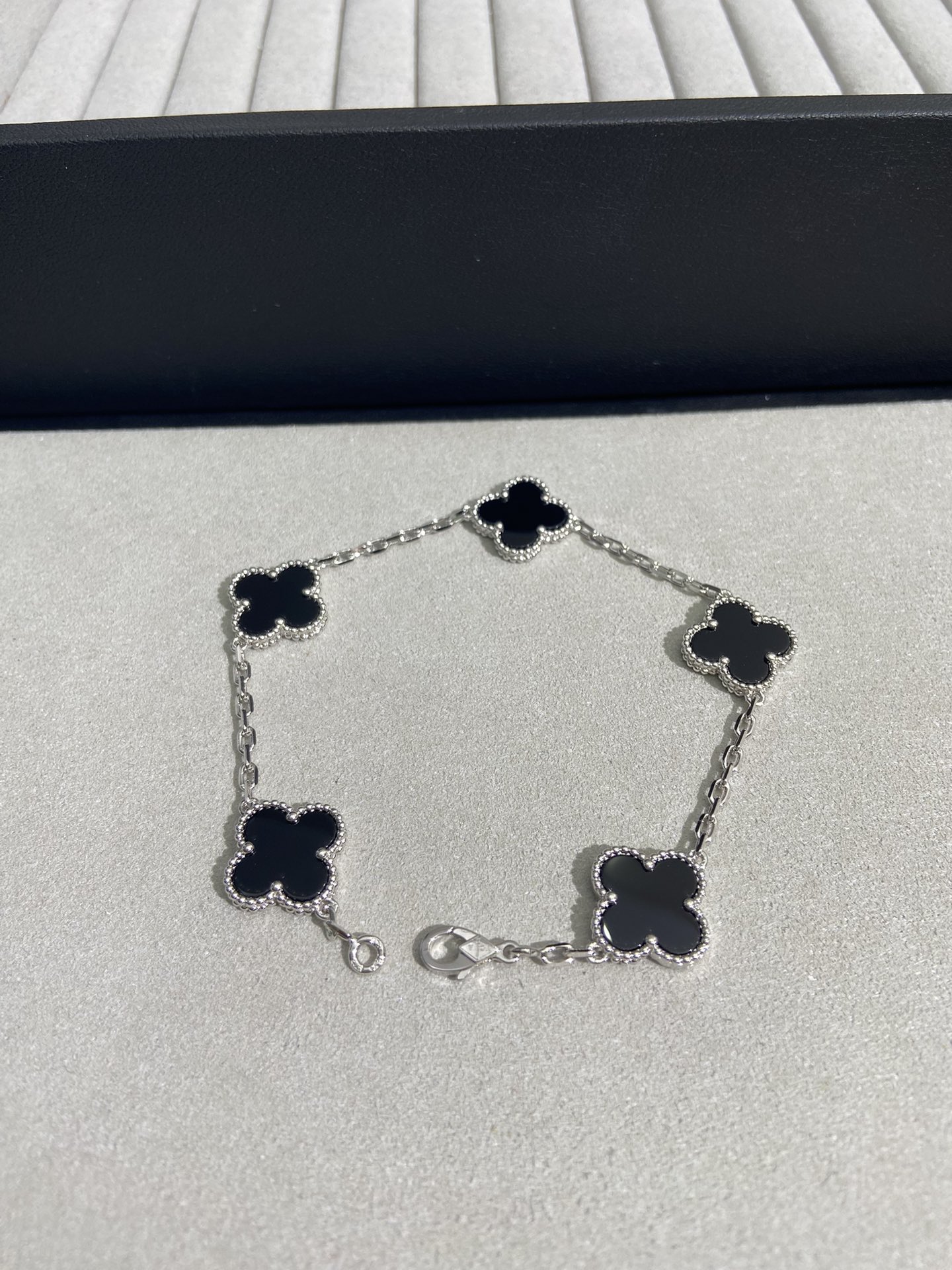 Van Cleef Arpels Pulsera Alhambra Metal oro blanco con motivos de tréboles de ónix negro 19cm