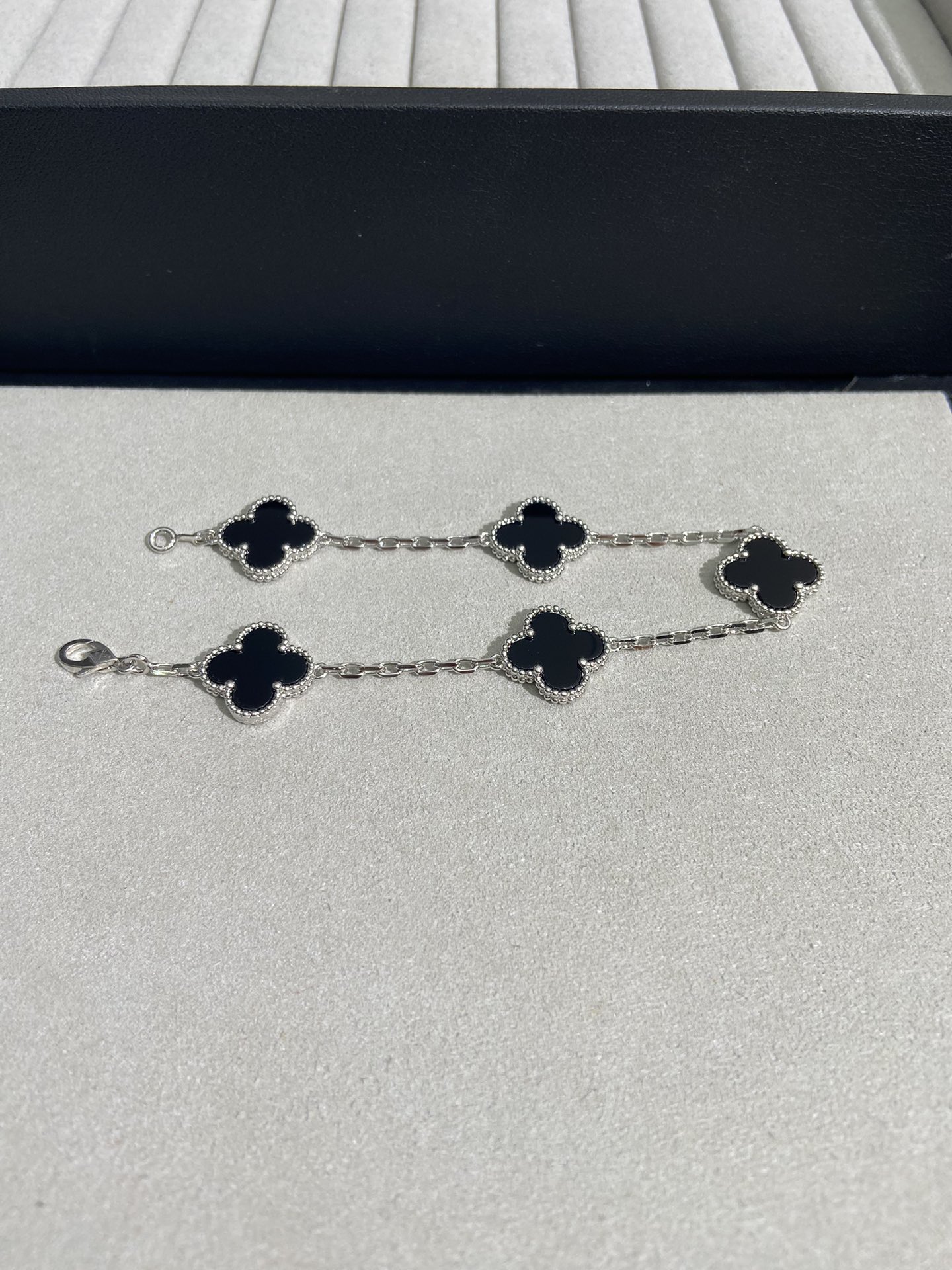 Van Cleef Arpels Pulsera Alhambra Metal oro blanco con motivos de tréboles de ónix negro 19cm