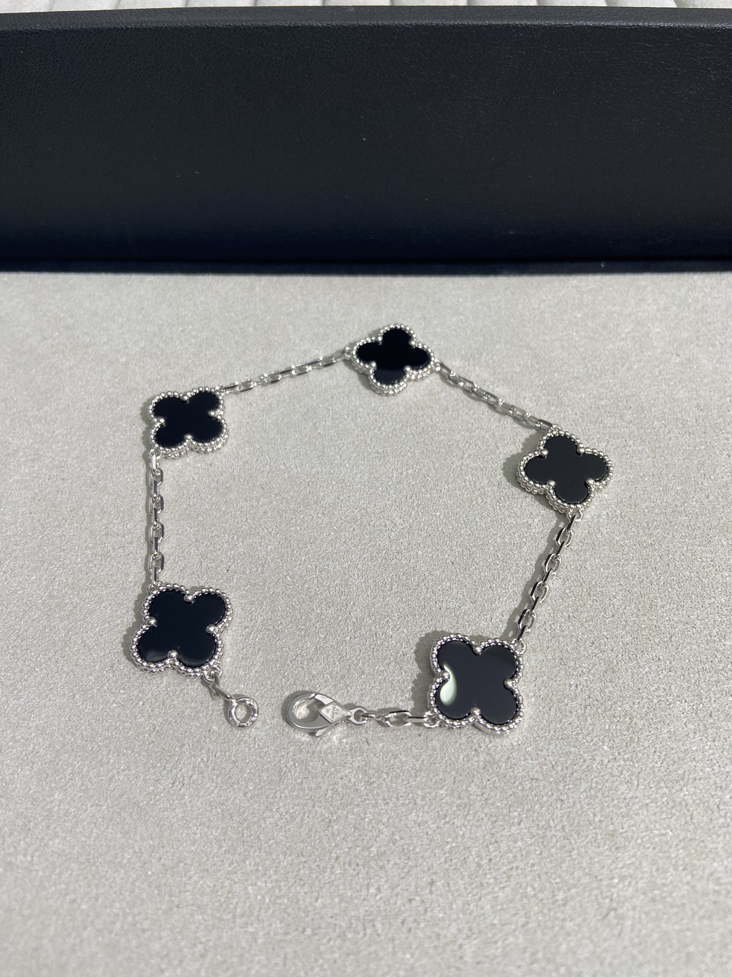 Van Cleef Arpels Pulsera Alhambra Metal oro blanco con motivos de tréboles de ónix negro 19cm