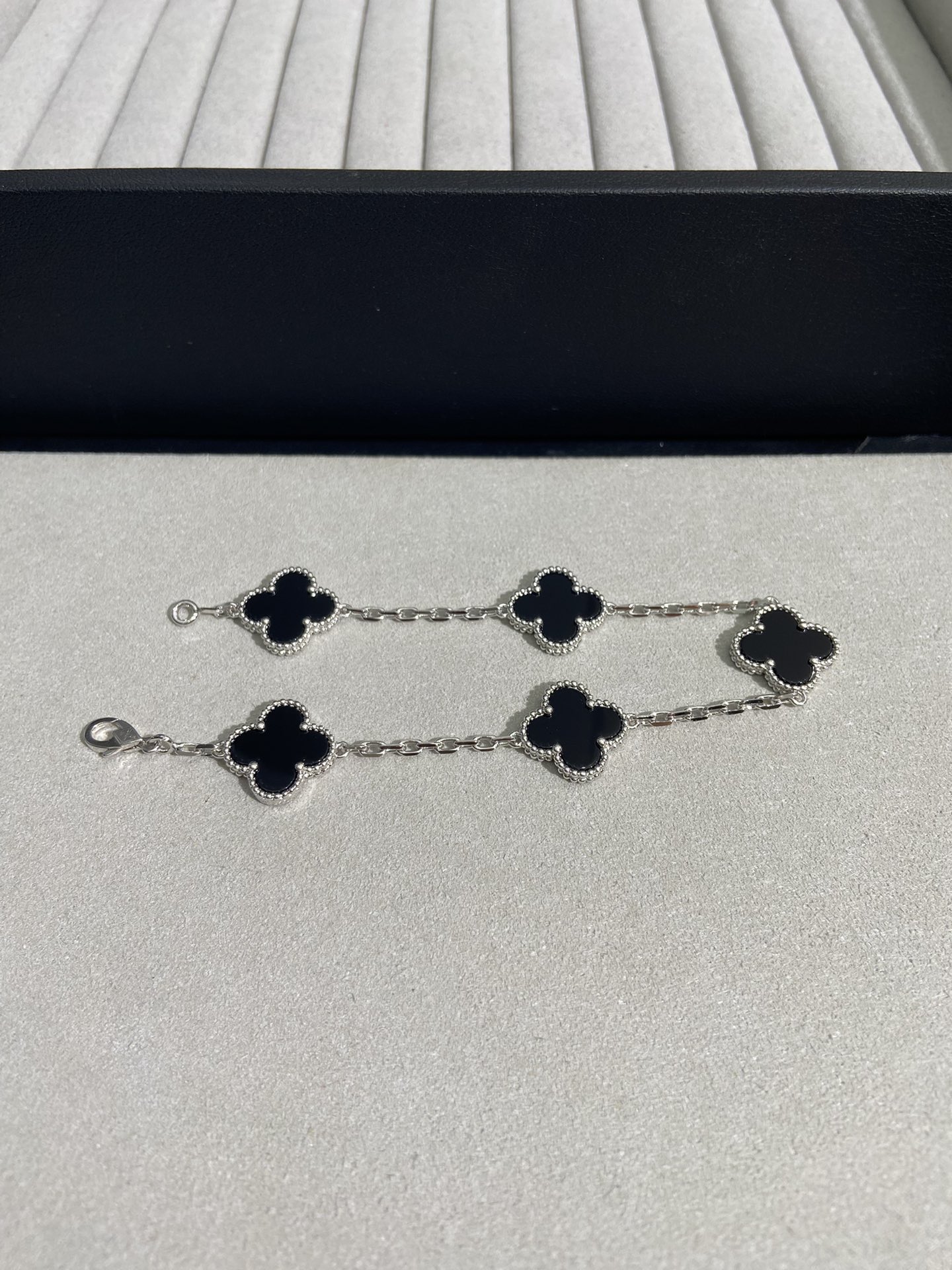 Van Cleef Arpels Pulsera Alhambra Metal oro blanco con motivos de tréboles de ónix negro 19cm