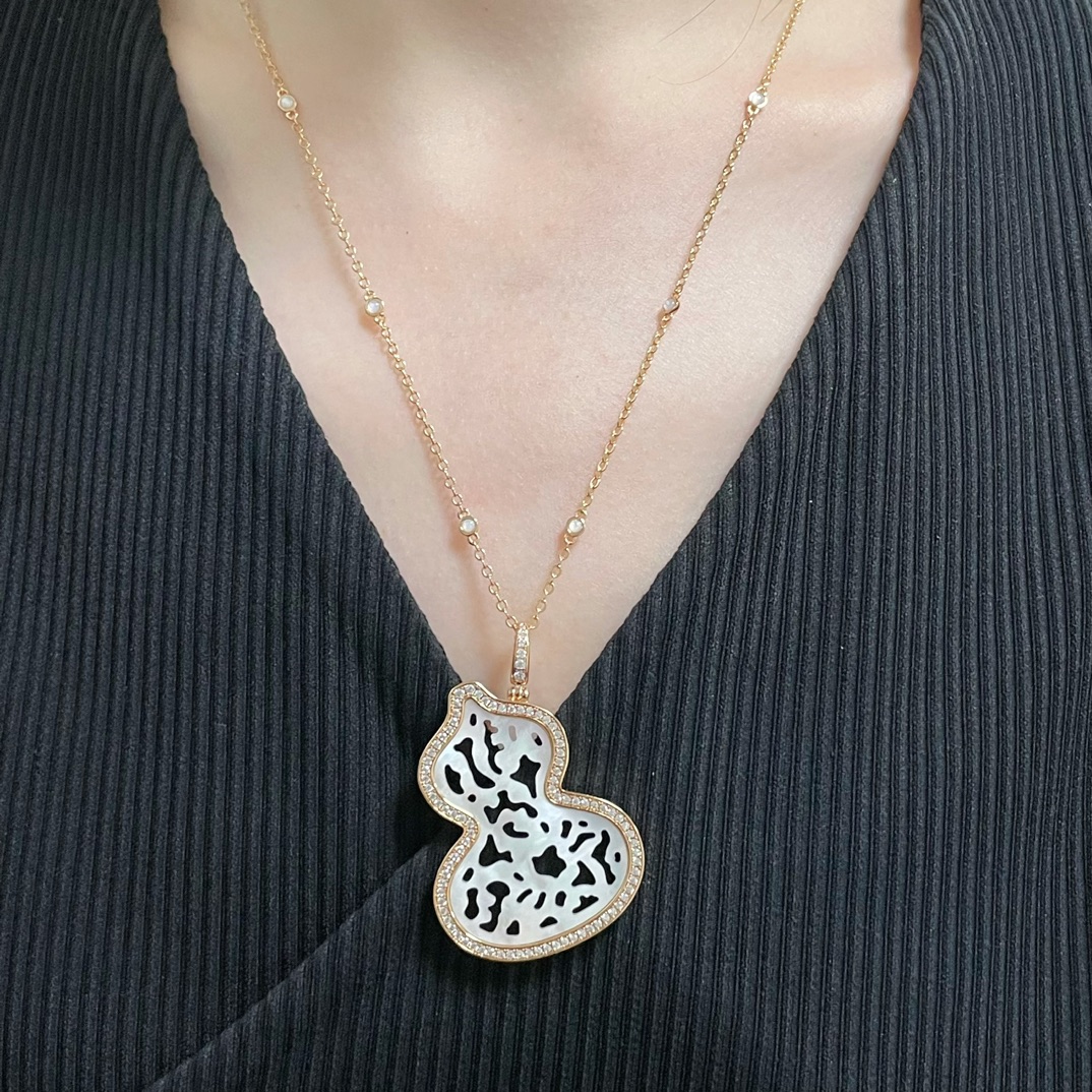 Qeelin Wulu Lace Large necklace 18K rose gold white mother-of-pearl diamond 45cm