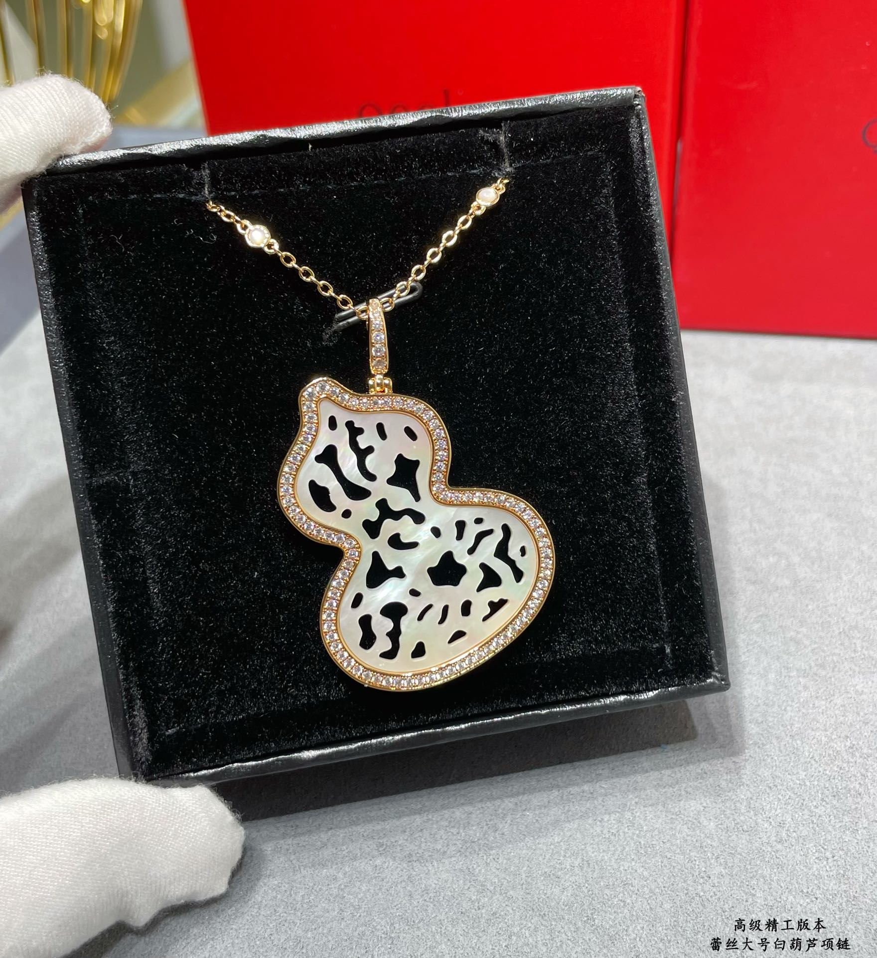 Qeelin Wulu Lace Large necklace 18K rose gold white mother-of-pearl diamond 45cm