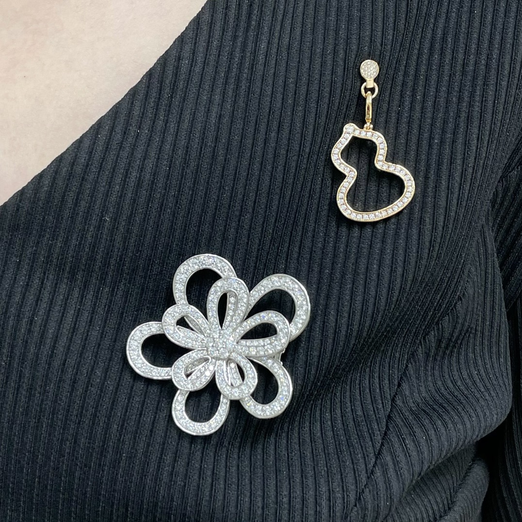 Qeelin Skeleton Wulu earrings silver-toned metal with clear pave diamonds gold-toned metal with clear pave diamonds 2 5cm drop length