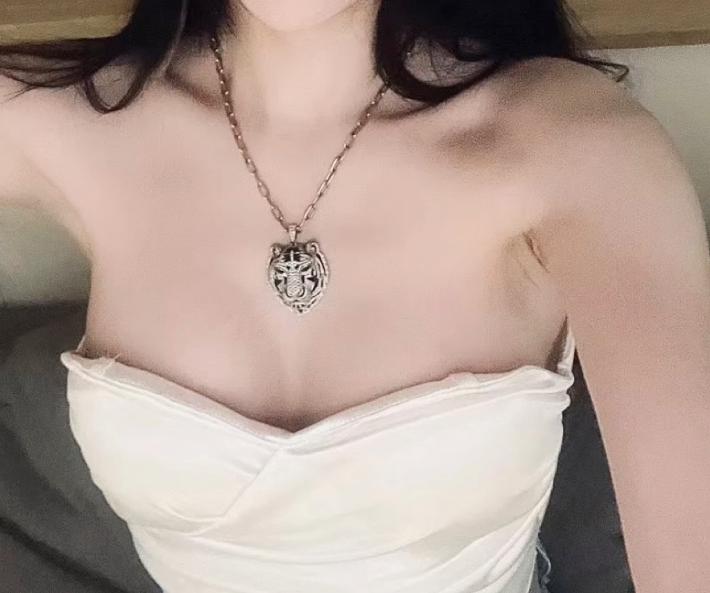 Cartier PANTHERE DE CARTIER Tiger Head Pendant necklace Silver-toned white gold set with white diamonds black onyx accents emerald green gemstone eyes black enamel reverse 80cm