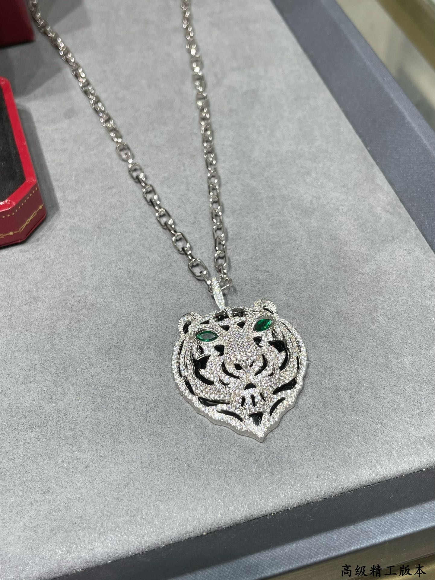 Cartier PANTHERE DE CARTIER Tiger Head Pendant necklace Silver-toned white gold set with white diamonds black onyx accents emerald green gemstone eyes black enamel reverse 80cm