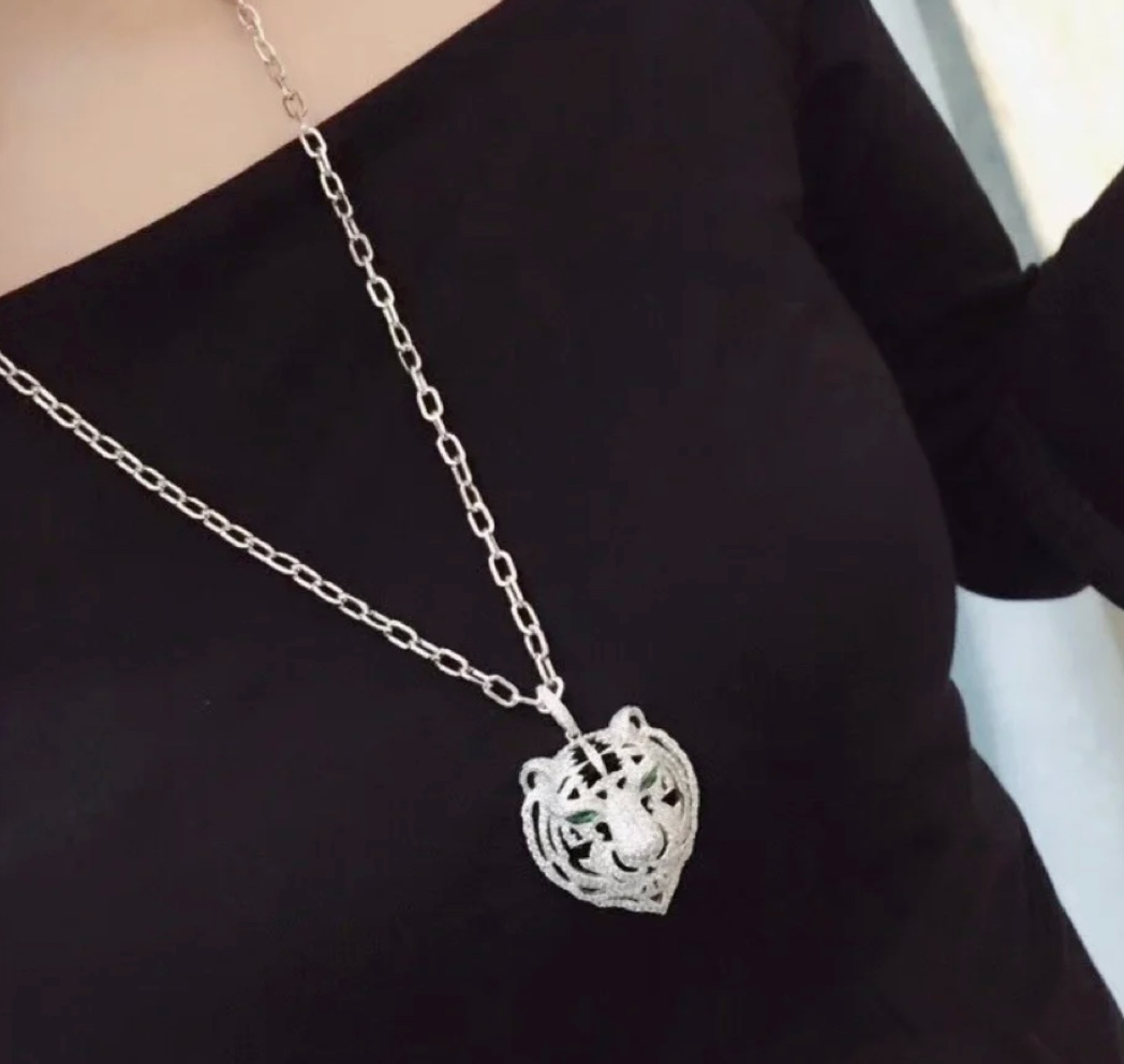 Cartier PANTHERE DE CARTIER Tiger Head Pendant necklace Silver-toned white gold set with white diamonds black onyx accents emerald green gemstone eyes black enamel reverse 80cm