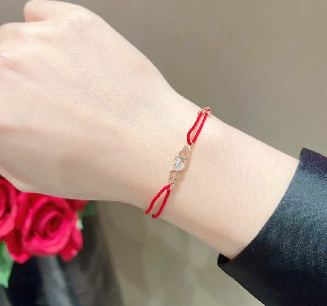 Qeelin Wuluwulu bracelet 18K rose gold red cord clear diamond pave adjustable sliding knot fits 15-19cm wrist