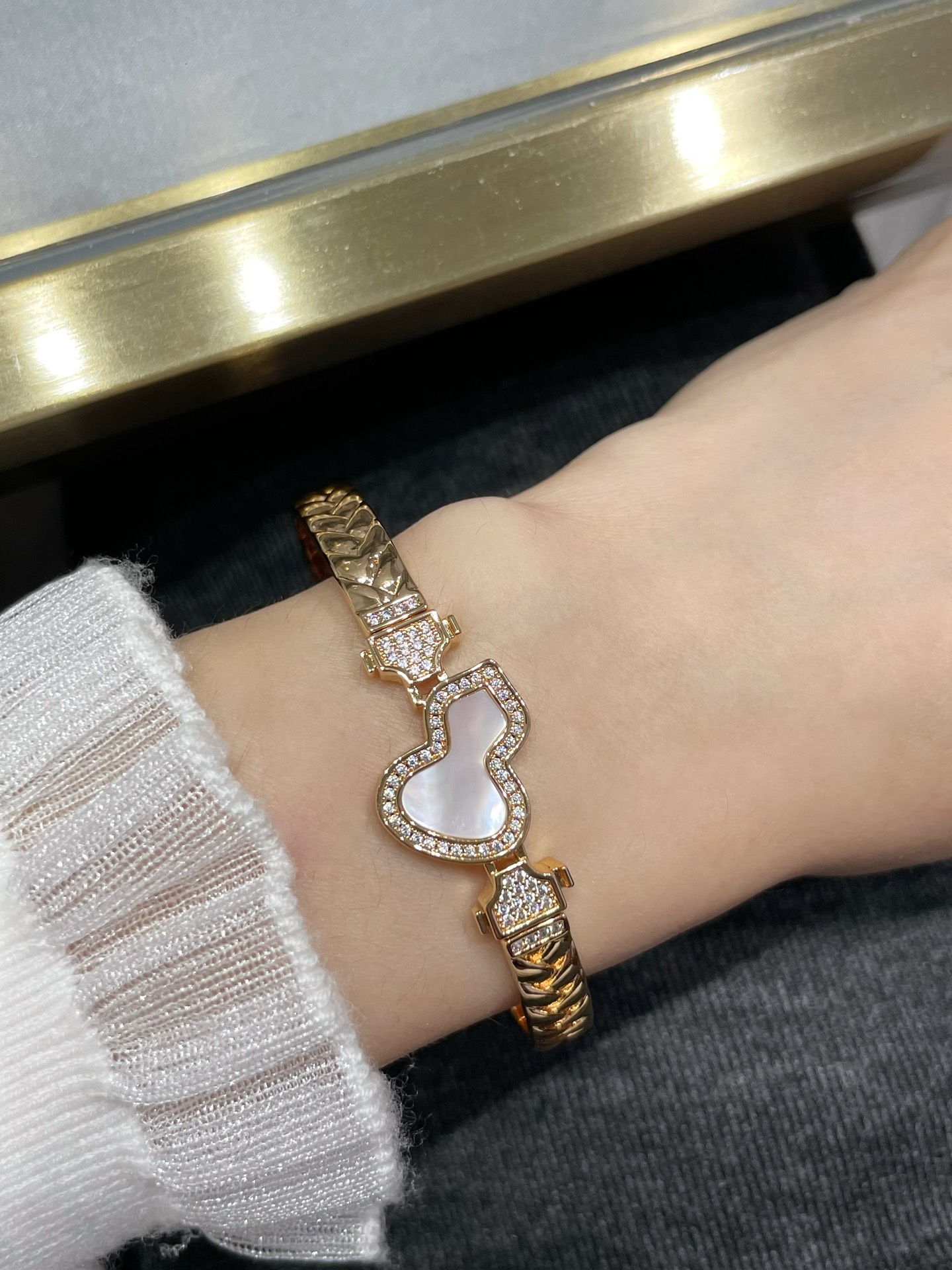 Qeelin Wulu bracelet Rose gold with white mother-of-pearl red carnelian and clear diamond accents 17cm