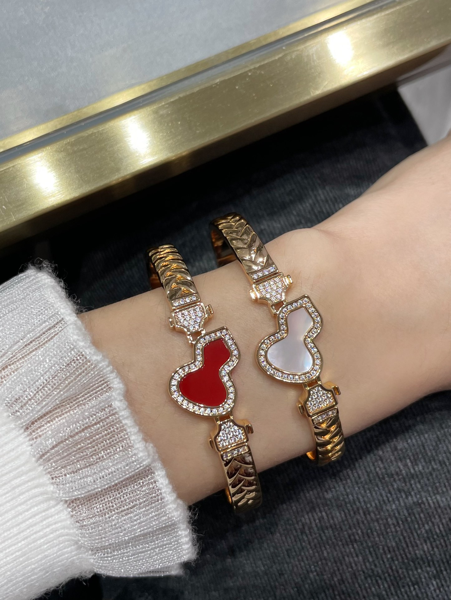 Qeelin Wulu bracelet Rose gold with white mother-of-pearl red carnelian and clear diamond accents 17cm