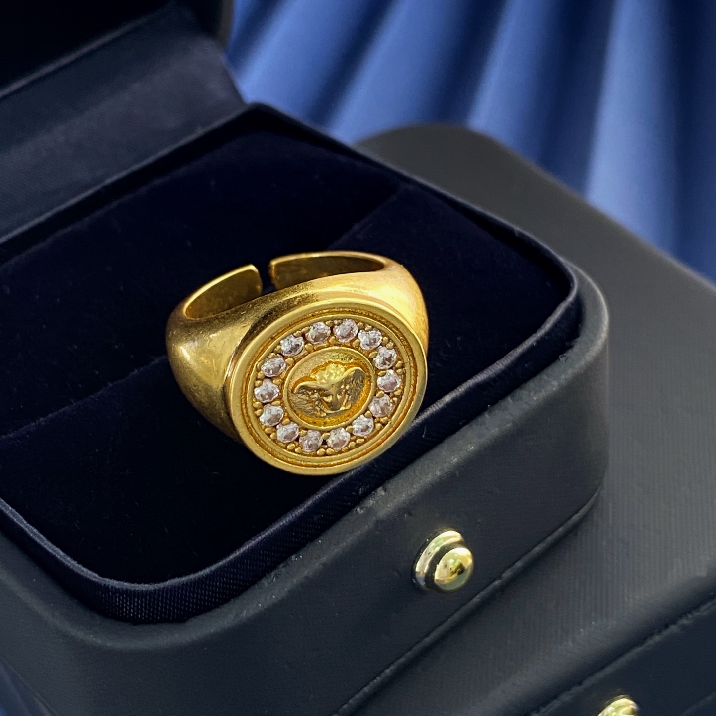 Luxury ring