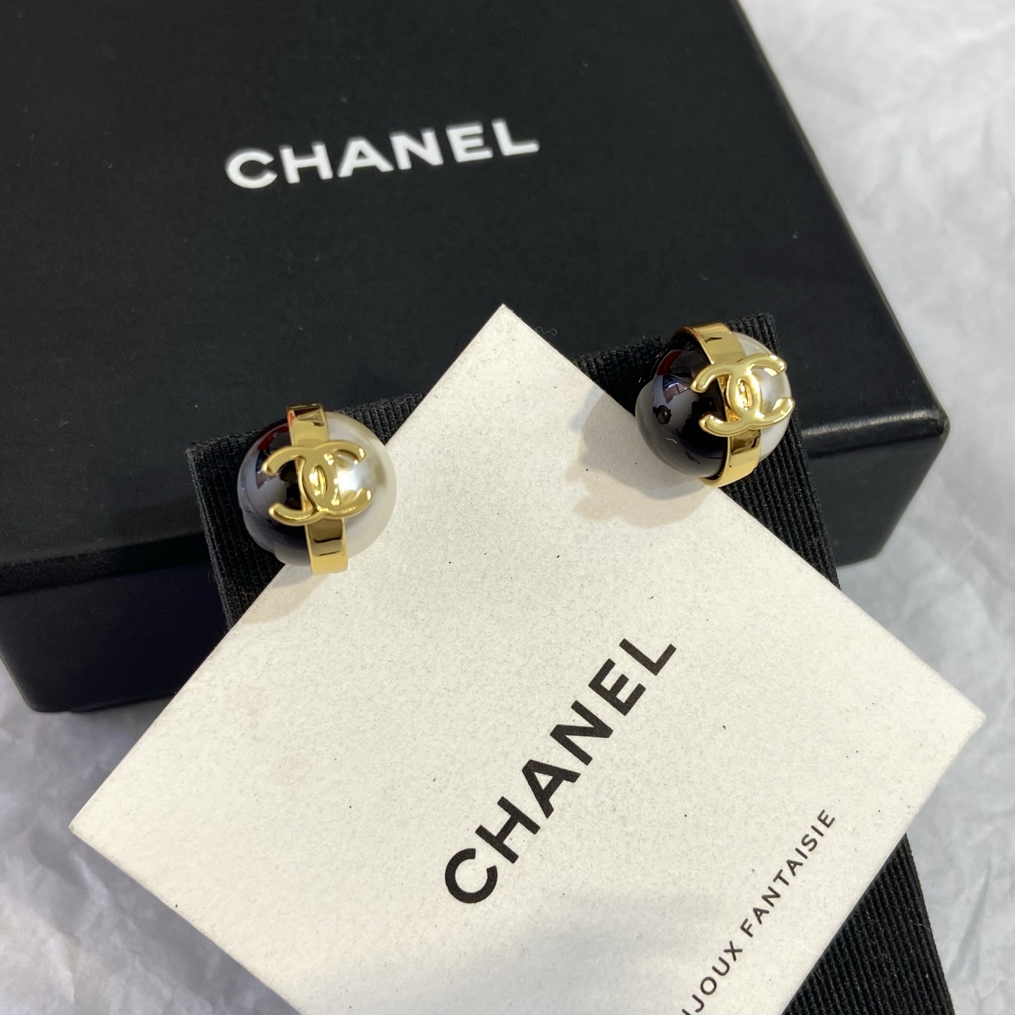 Chanel CC Logo Two-Tone Pearl Stud Earrings earrings Gold-tone metal white faux pearl black resin One Size 1cm diameter studs