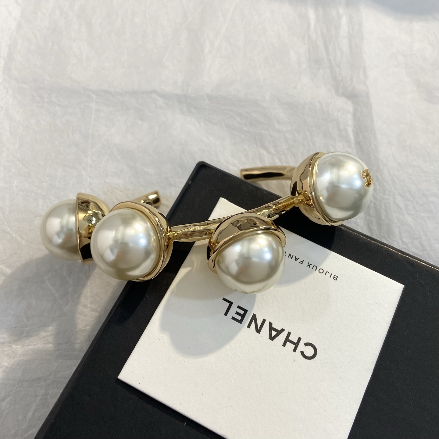 Chanel Bijoux Fantaisie Large Pearl Cuff bracelet Gold-tone metal with creamy white faux pearls One Size Open Cuff fits 15-18cm wrist