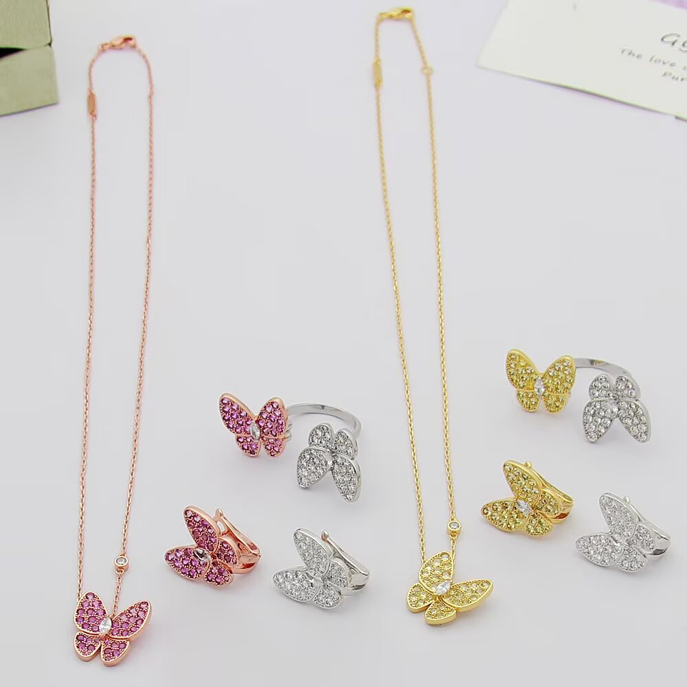 Orecchini Van Cleef Arpels Two Butterfly Oro bianco con diamanti incolori Oro giallo con zaffiri gialli e diamante incolore Oro rosa con zaffiri rosa e diamante incolore Larghezza farfalla 12 mm