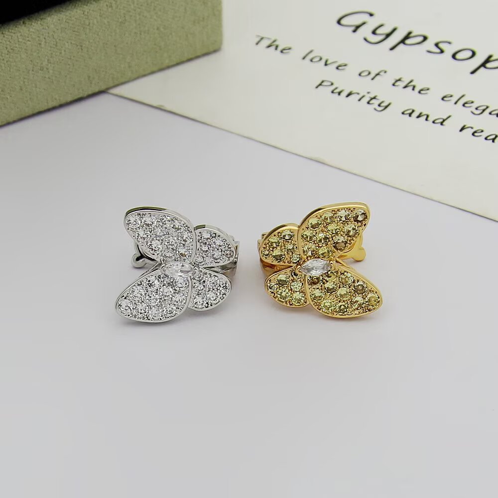 Orecchini Van Cleef Arpels Two Butterfly Oro bianco con diamanti incolori Oro giallo con zaffiri gialli e diamante incolore Oro rosa con zaffiri rosa e diamante incolore Larghezza farfalla 12 mm