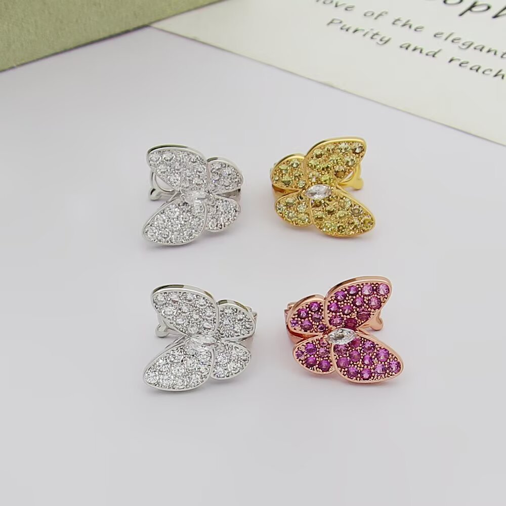 Orecchini Van Cleef Arpels Two Butterfly Oro bianco con diamanti incolori Oro giallo con zaffiri gialli e diamante incolore Oro rosa con zaffiri rosa e diamante incolore Larghezza farfalla 12 mm