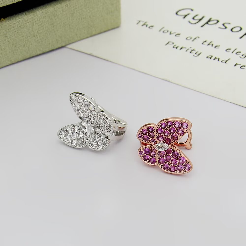 Orecchini Van Cleef Arpels Two Butterfly Oro bianco con diamanti incolori Oro giallo con zaffiri gialli e diamante incolore Oro rosa con zaffiri rosa e diamante incolore Larghezza farfalla 12 mm