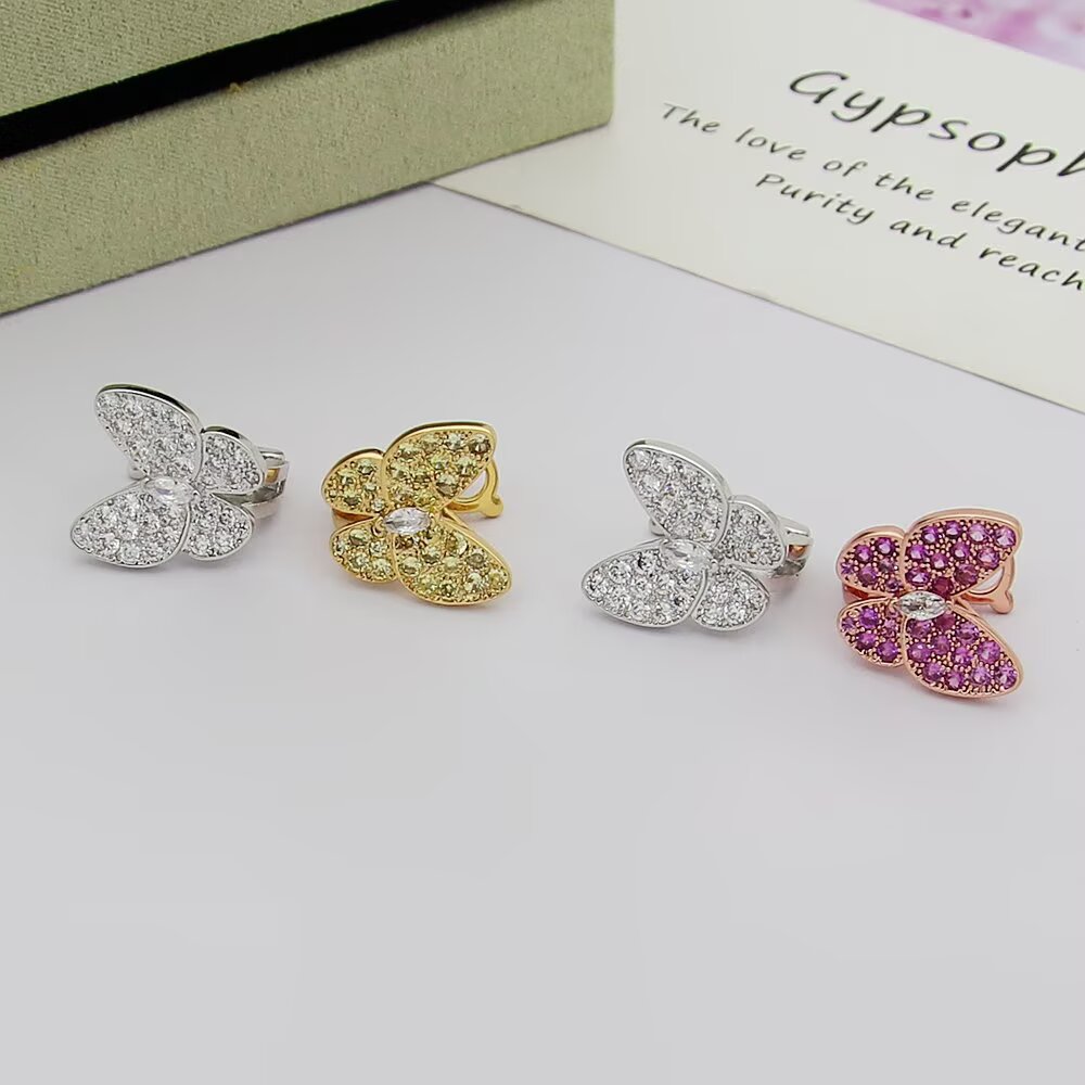 Orecchini Van Cleef Arpels Two Butterfly Oro bianco con diamanti incolori Oro giallo con zaffiri gialli e diamante incolore Oro rosa con zaffiri rosa e diamante incolore Larghezza farfalla 12 mm
