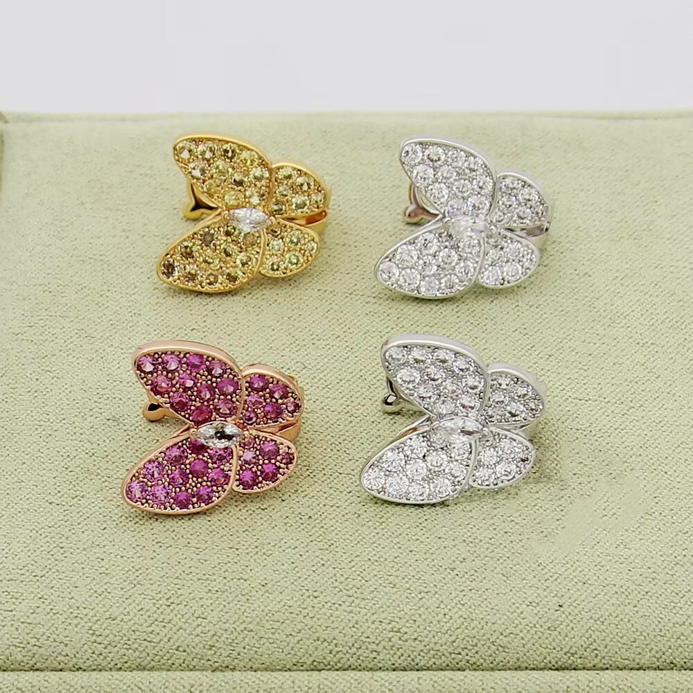Orecchini Van Cleef Arpels Two Butterfly Oro bianco con diamanti incolori Oro giallo con zaffiri gialli e diamante incolore Oro rosa con zaffiri rosa e diamante incolore Larghezza farfalla 12 mm