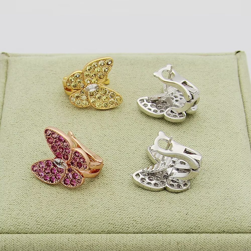 Orecchini Van Cleef Arpels Two Butterfly Oro bianco con diamanti incolori Oro giallo con zaffiri gialli e diamante incolore Oro rosa con zaffiri rosa e diamante incolore Larghezza farfalla 12 mm