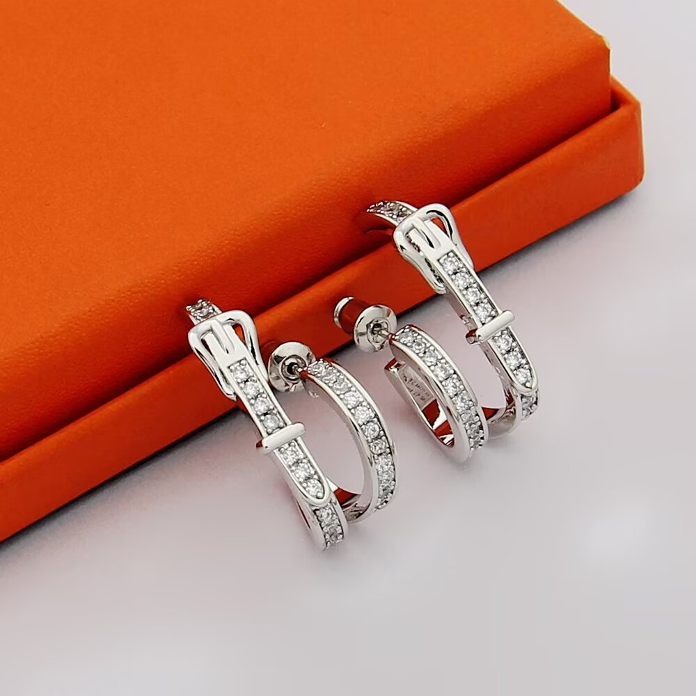 Boucles d'oreilles double créoles à boucle de ceinture Hermes Boucles d'oreilles Métal argenté avec pavé de diamants transparents également disponible en métal doré jaune avec pavé de diamants transparents Métal doré rose avec pavé de diamants transparents 1,5 cm de diamètre extérieur de l'anneau