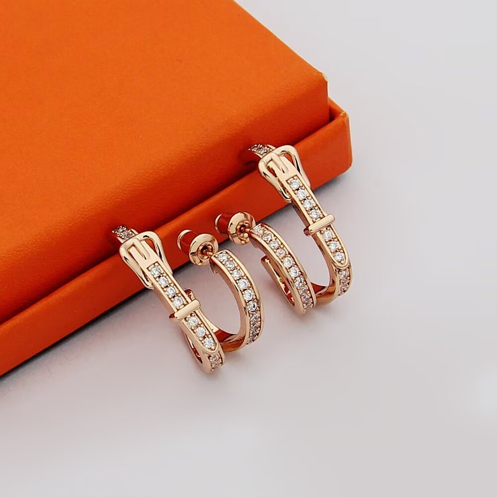 Boucles d'oreilles double créoles à boucle de ceinture Hermes Boucles d'oreilles Métal argenté avec pavé de diamants transparents également disponible en métal doré jaune avec pavé de diamants transparents Métal doré rose avec pavé de diamants transparents 1,5 cm de diamètre extérieur de l'anneau