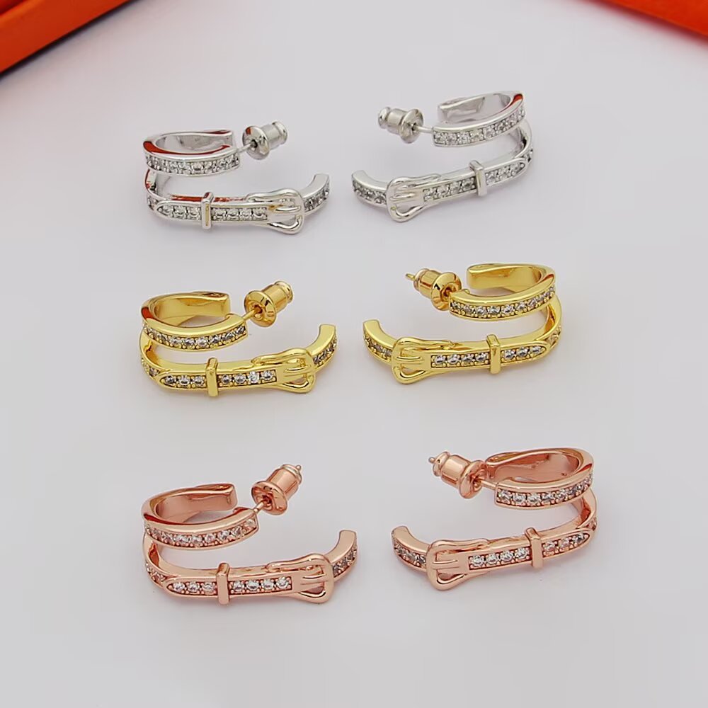 Boucles d'oreilles double créoles à boucle de ceinture Hermes Boucles d'oreilles Métal argenté avec pavé de diamants transparents également disponible en métal doré jaune avec pavé de diamants transparents Métal doré rose avec pavé de diamants transparents 1,5 cm de diamètre extérieur de l'anneau
