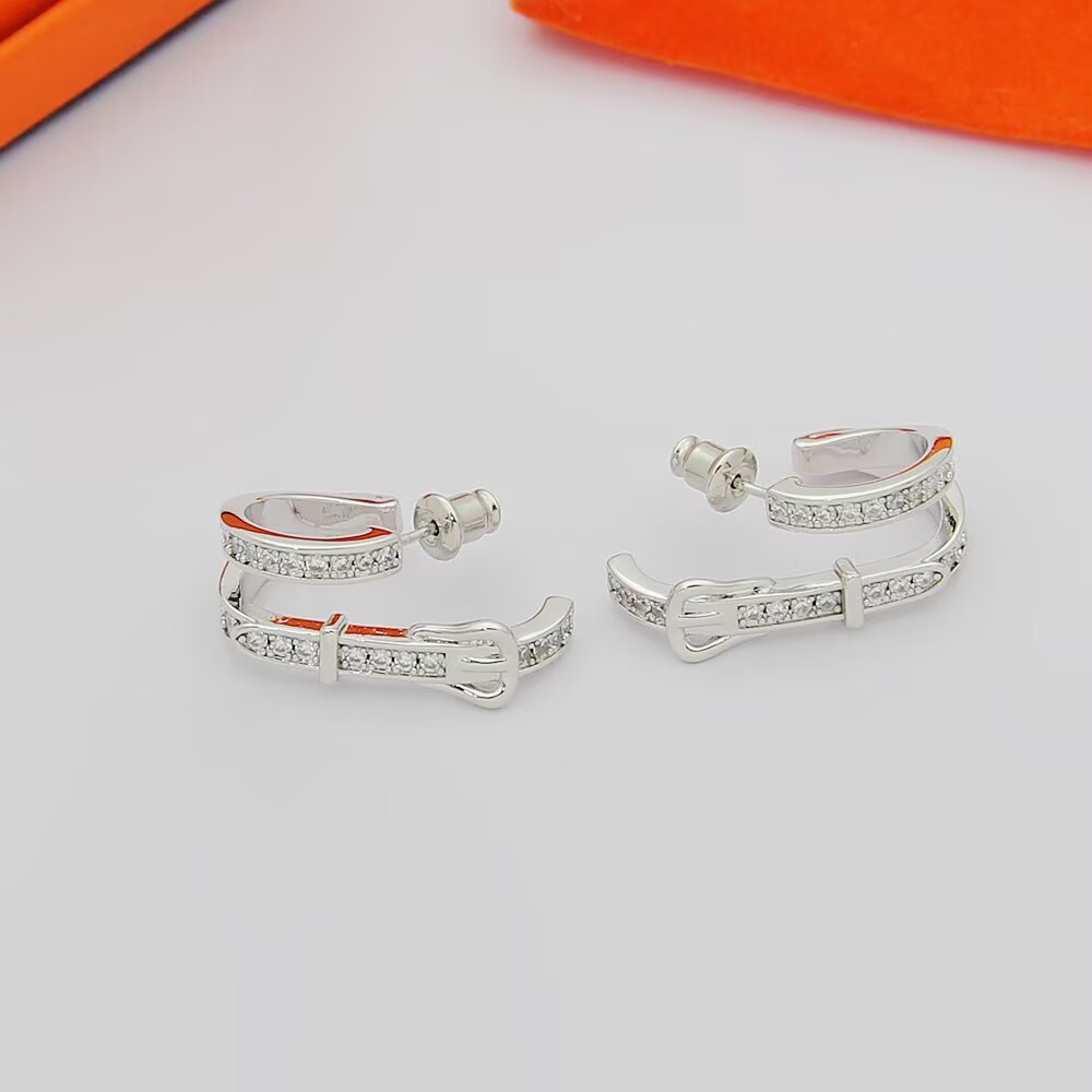 Boucles d'oreilles double créoles à boucle de ceinture Hermes Boucles d'oreilles Métal argenté avec pavé de diamants transparents également disponible en métal doré jaune avec pavé de diamants transparents Métal doré rose avec pavé de diamants transparents 1,5 cm de diamètre extérieur de l'anneau