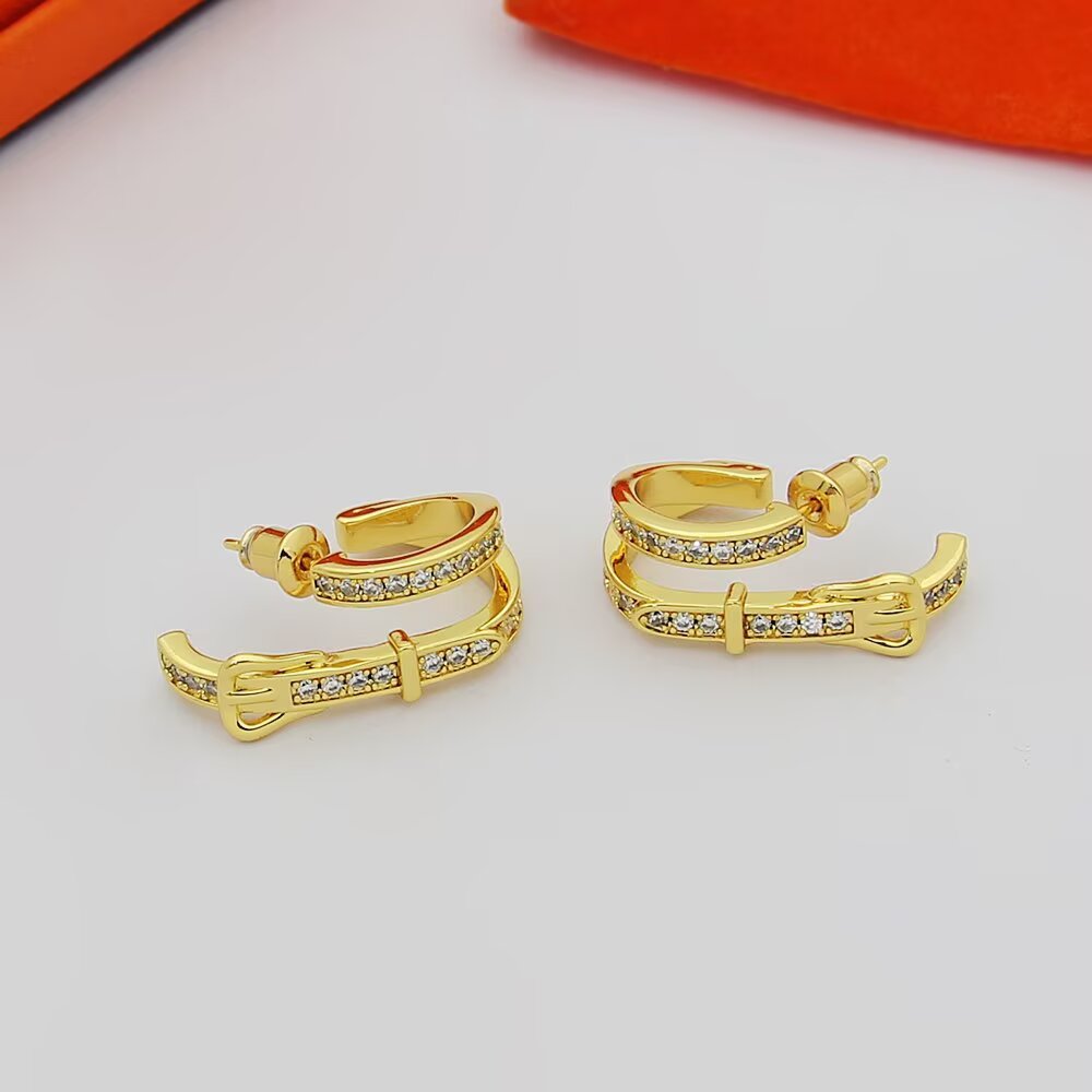 Boucles d'oreilles double créoles à boucle de ceinture Hermes Boucles d'oreilles Métal argenté avec pavé de diamants transparents également disponible en métal doré jaune avec pavé de diamants transparents Métal doré rose avec pavé de diamants transparents 1,5 cm de diamètre extérieur de l'anneau