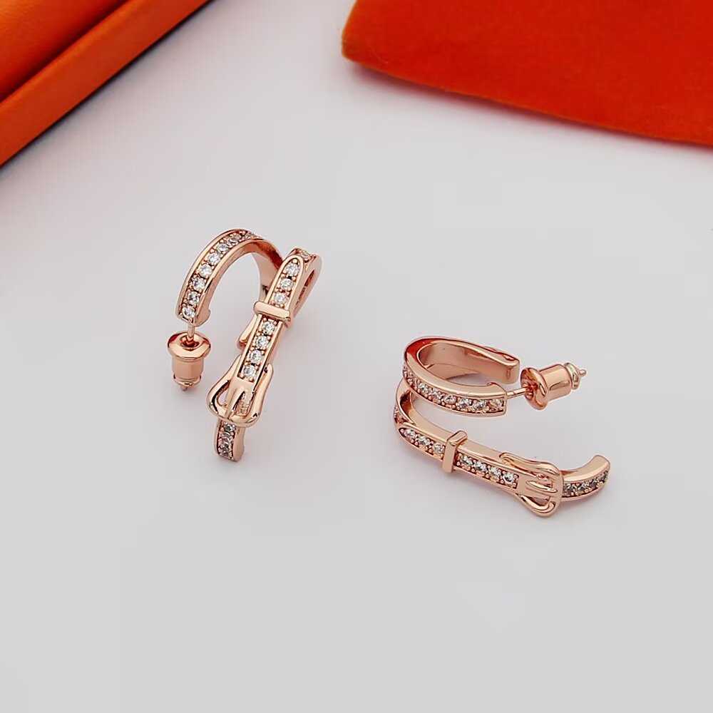 Boucles d'oreilles double créoles à boucle de ceinture Hermes Boucles d'oreilles Métal argenté avec pavé de diamants transparents également disponible en métal doré jaune avec pavé de diamants transparents Métal doré rose avec pavé de diamants transparents 1,5 cm de diamètre extérieur de l'anneau