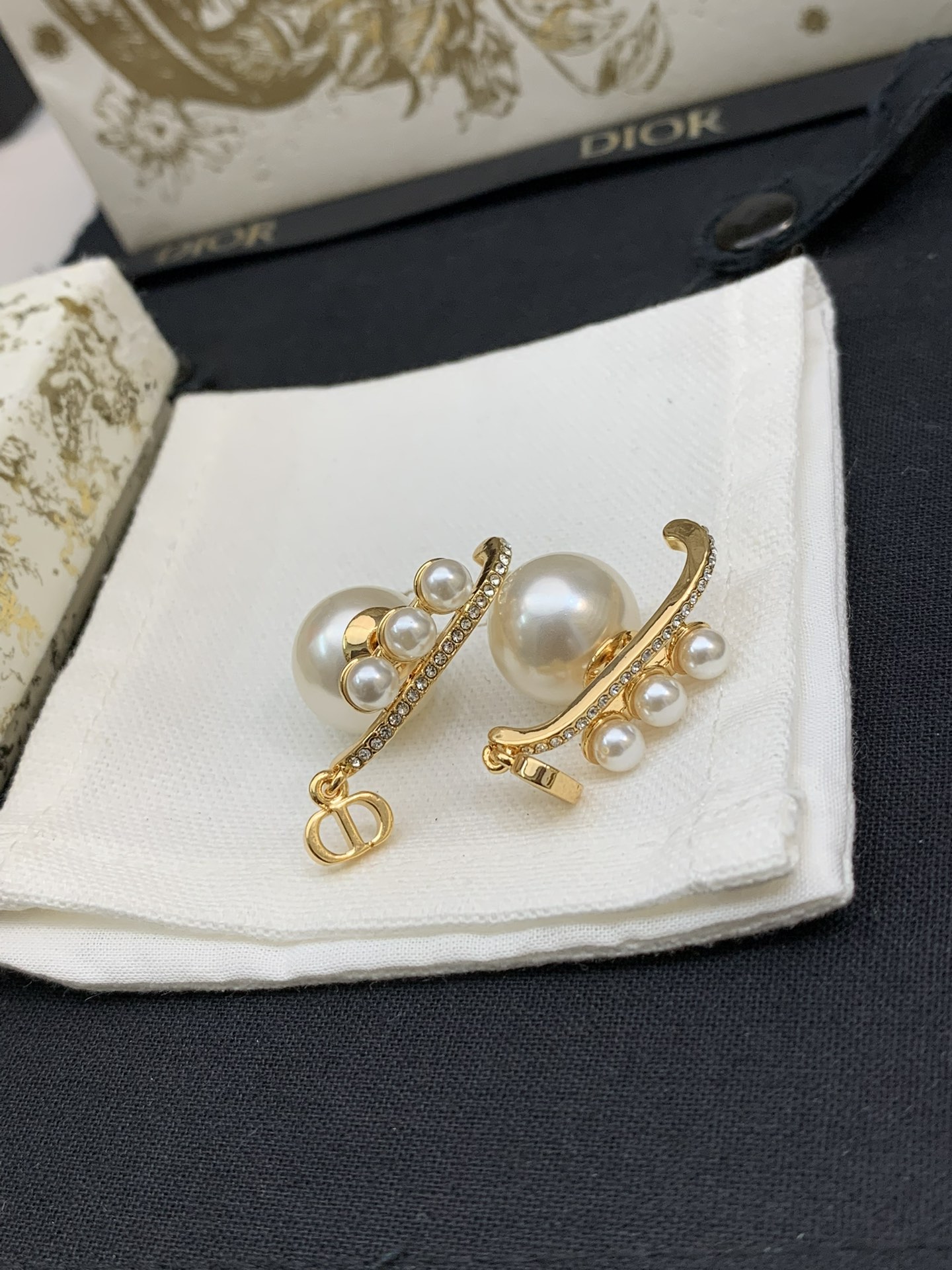 Dior Tribales CD Pearl Earrings earrings Gold-tone metal with white pearls and clear crystals One Size