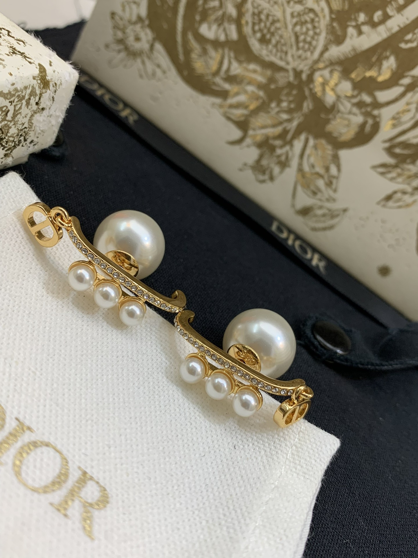 Dior Tribales CD Pearl Earrings earrings Gold-tone metal with white pearls and clear crystals One Size