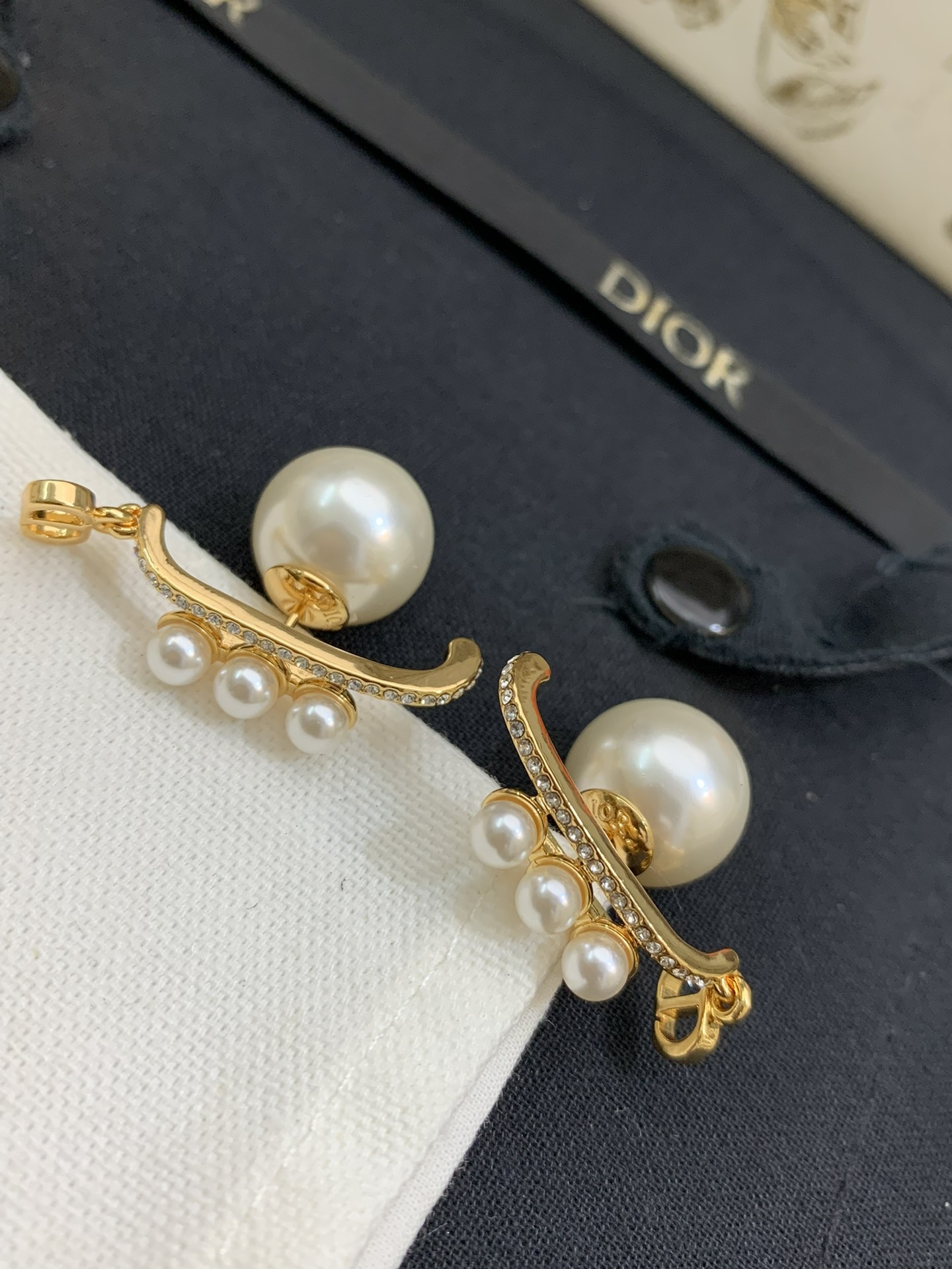 Dior Tribales CD Pearl Earrings earrings Gold-tone metal with white pearls and clear crystals One Size