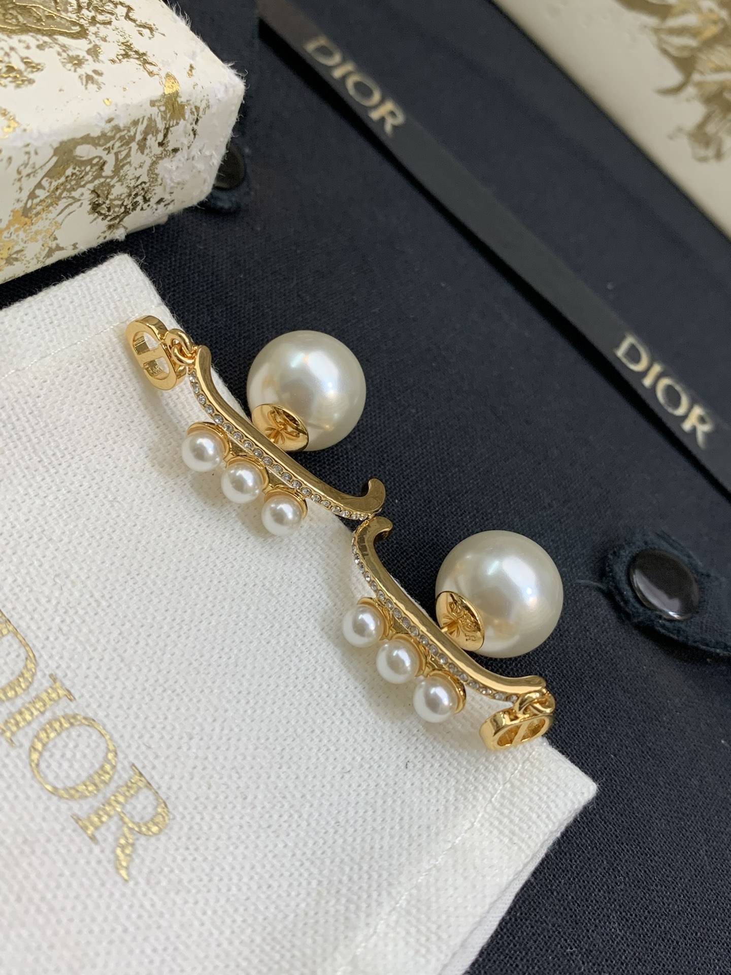 Dior Tribales CD Pearl Earrings earrings Gold-tone metal with white pearls and clear crystals One Size