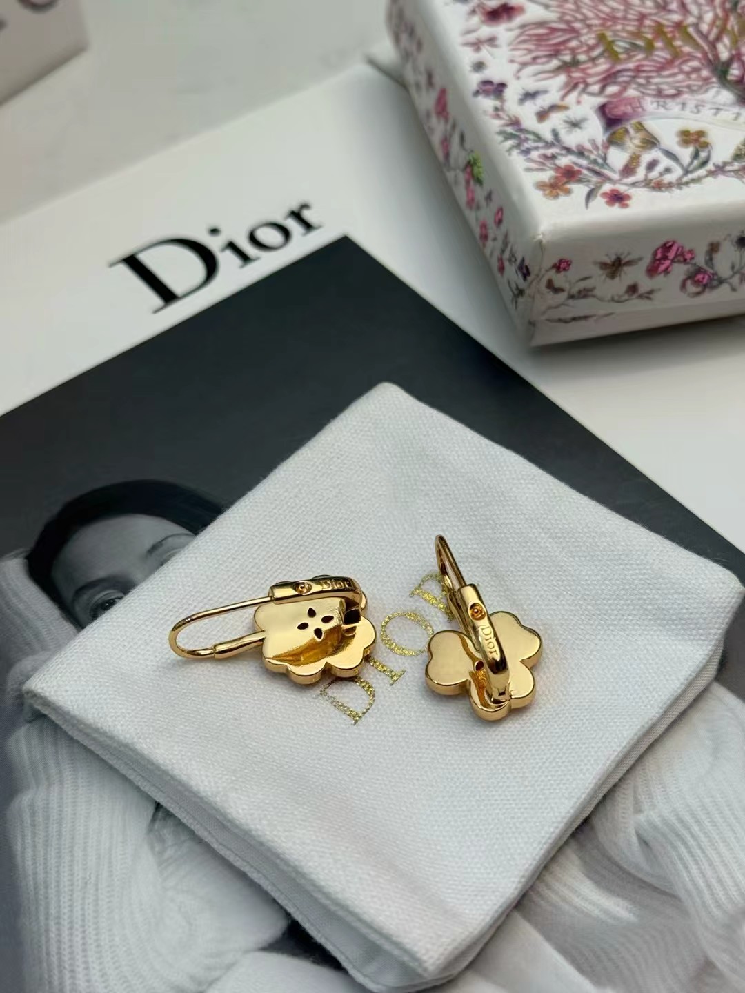 Dior Happy Hearts Clover earrings gold-tone metal with white mother-of-pearl 1 5cm drop length