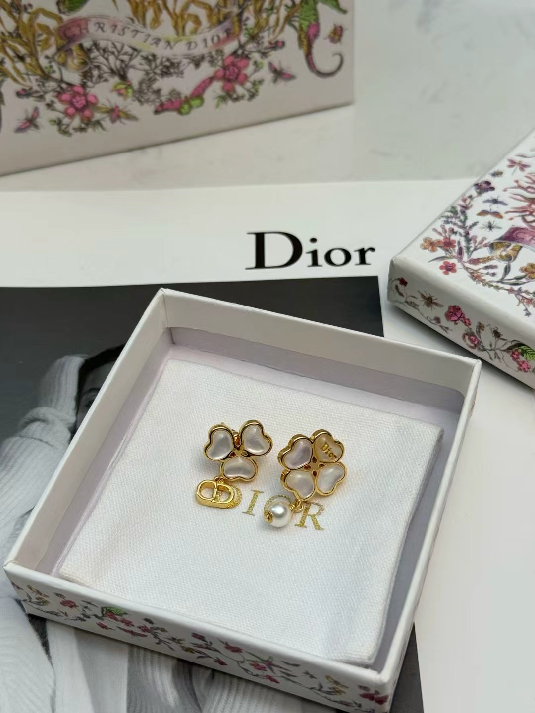 Dior Clover CD Pearl Drop earrings Gold-tone metal white mother-of-pearl white pearl One Size