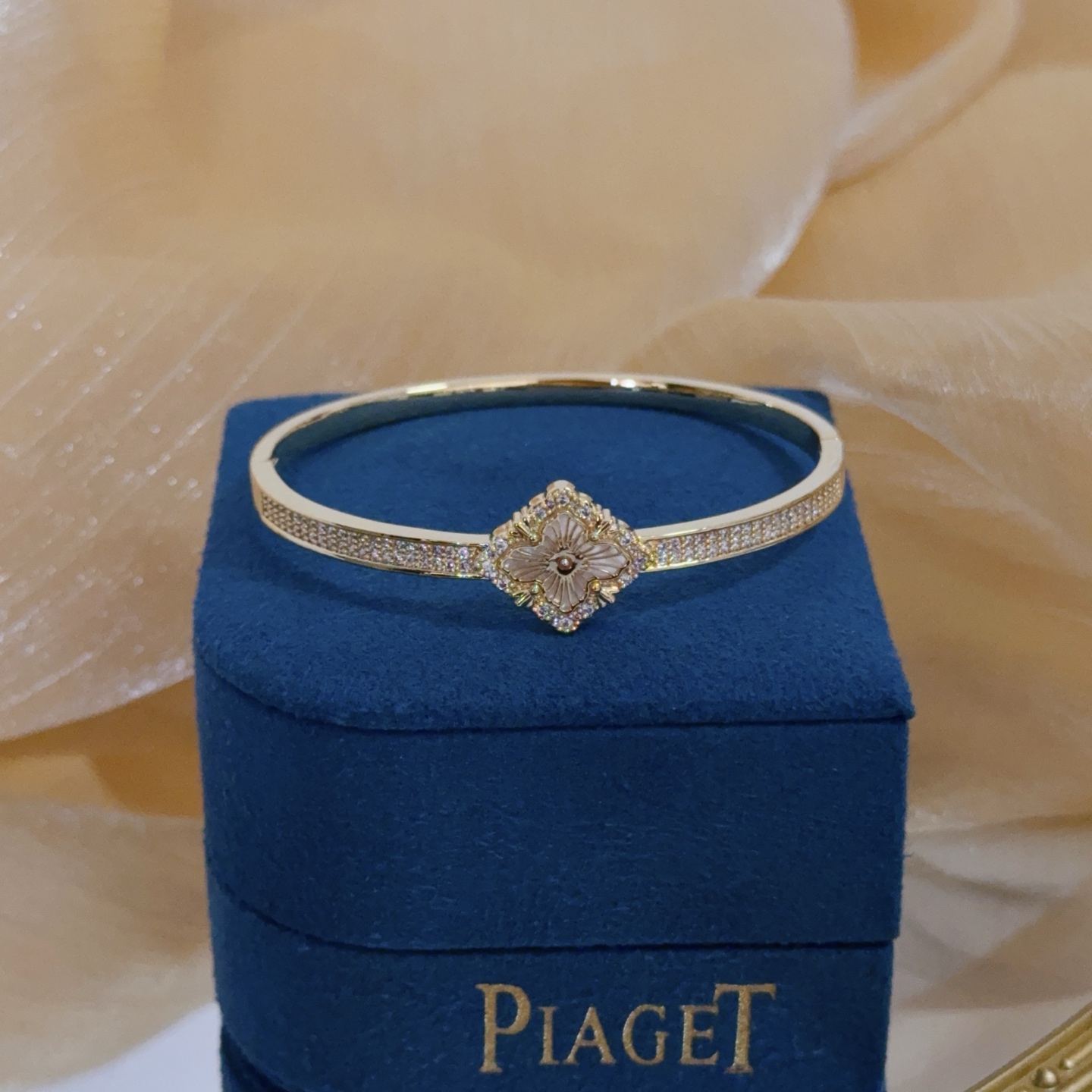 Piaget Rose bracelet Yellow gold with white diamond accents and mother-of-pearl flower detail 17cm