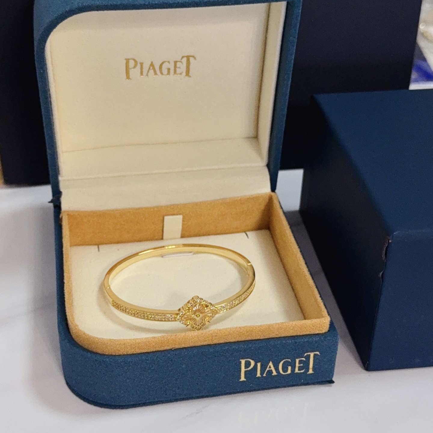 Piaget Rose bracelet Yellow gold with white diamond accents and mother-of-pearl flower detail 17cm