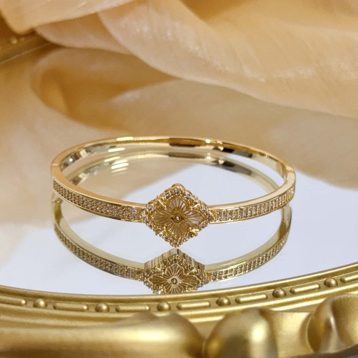 Piaget Rose bracelet Yellow gold with white diamond accents and mother-of-pearl flower detail 17cm