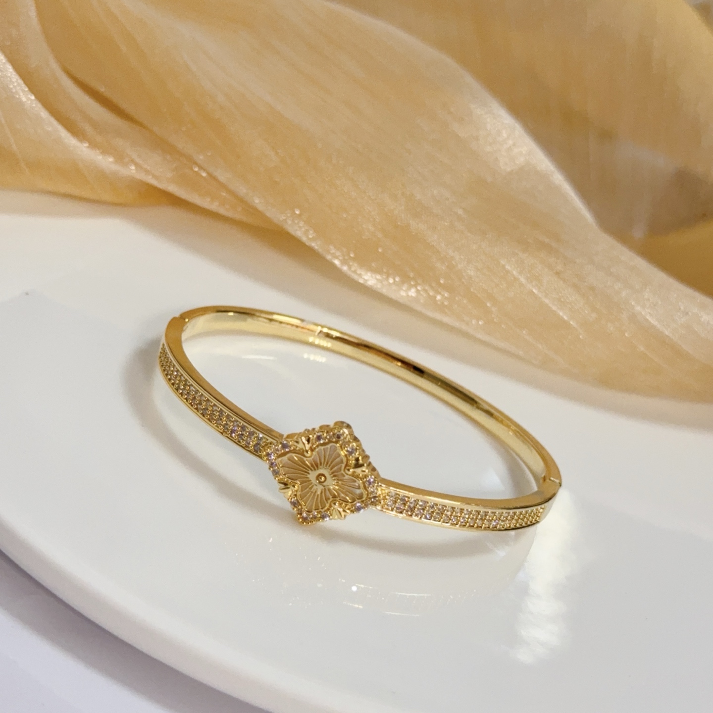 Piaget Rose bracelet Yellow gold with white diamond accents and mother-of-pearl flower detail 17cm