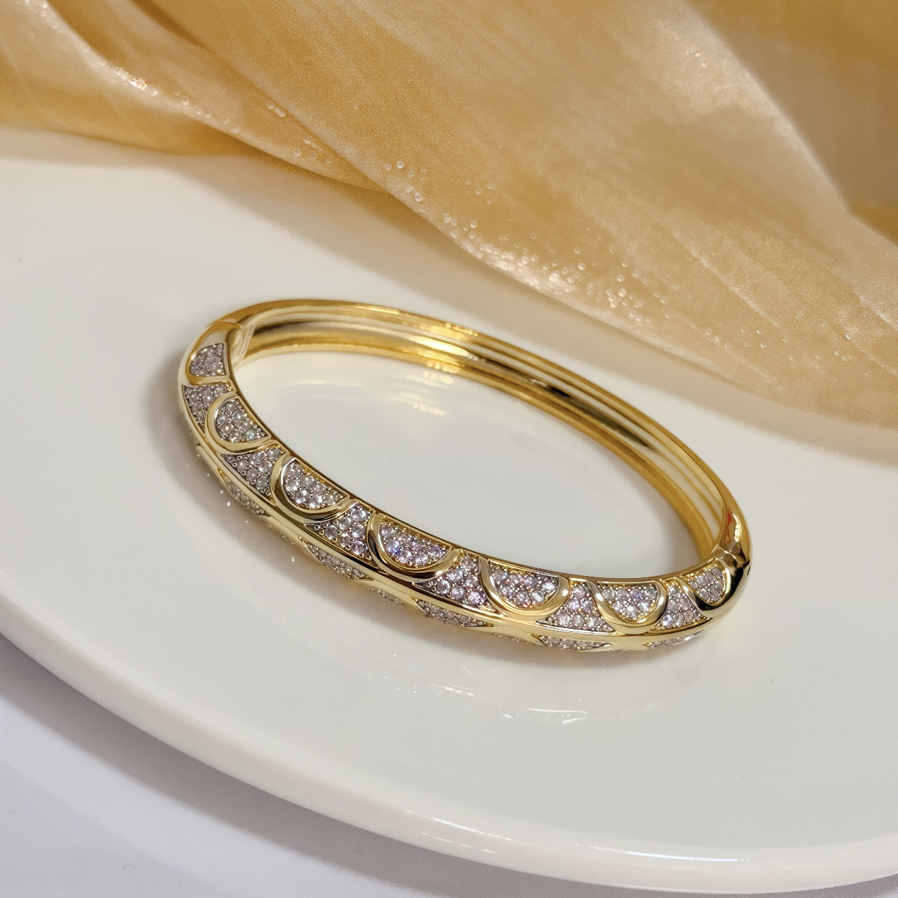 Piaget Possession bracelet 18k yellow gold with pave set clear diamonds 17cm inner circumference