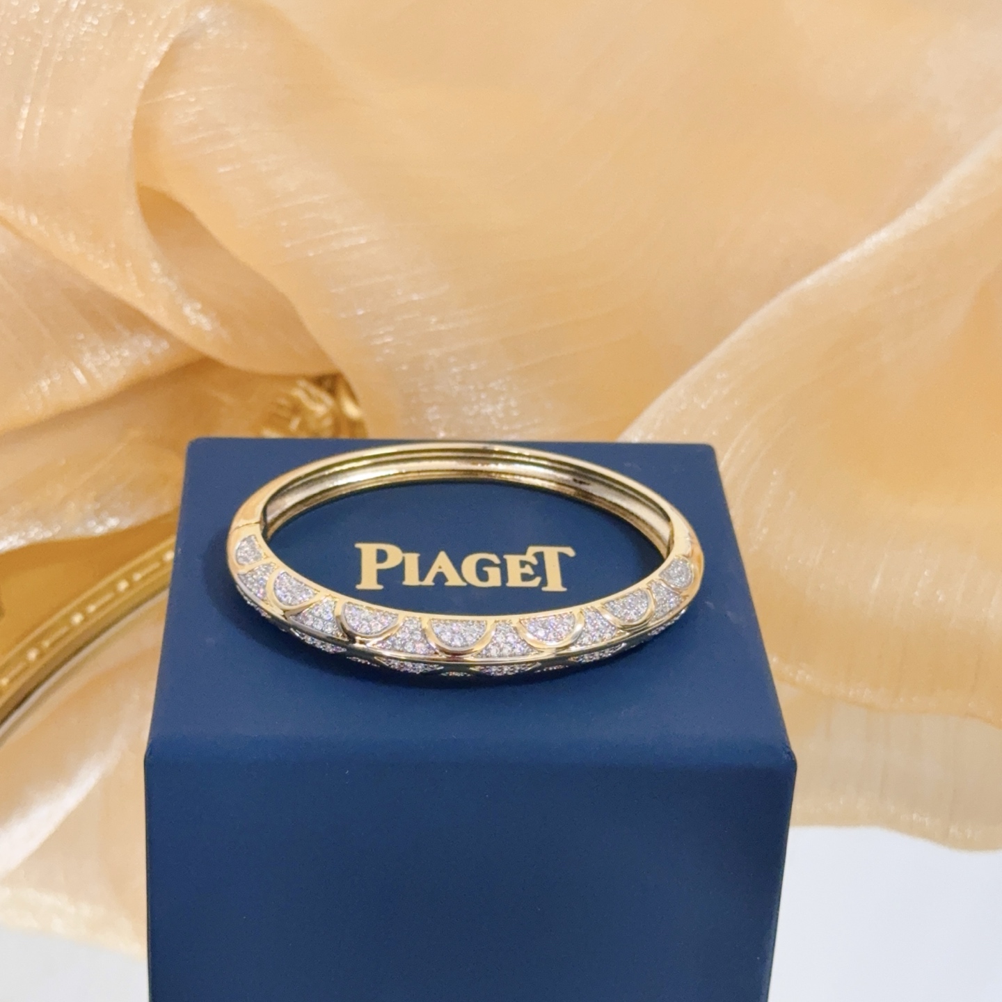 Piaget Possession bracelet 18k yellow gold with pave set clear diamonds 17cm inner circumference